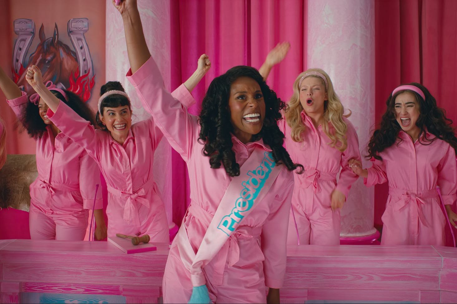 Eine Traumwelt: Im Plastikland haben die Frauen rund um ihre Barbie-Präsidentin (Issa Rae) das Sagen.
