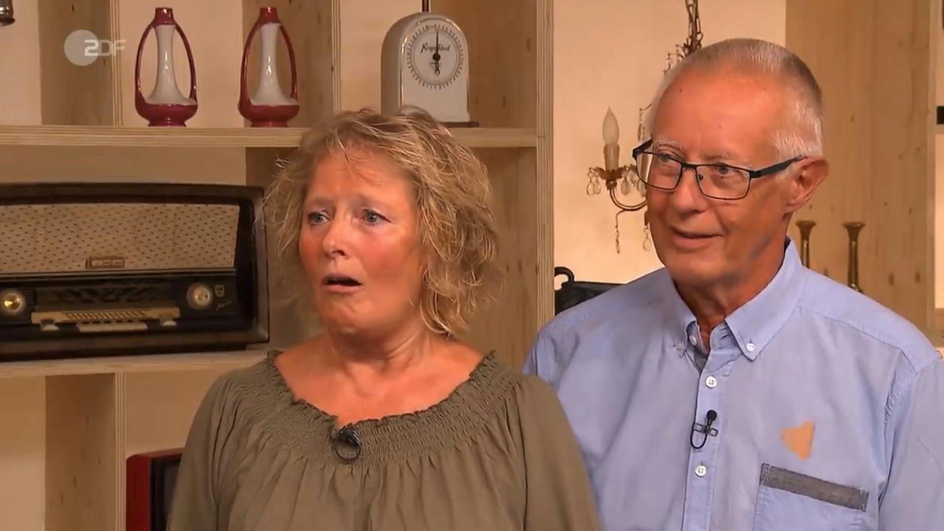 „Bares für Rares“-Kandidatin Karin ist entsetzt, als sie erfährt, welchen Wert der Helm hat.