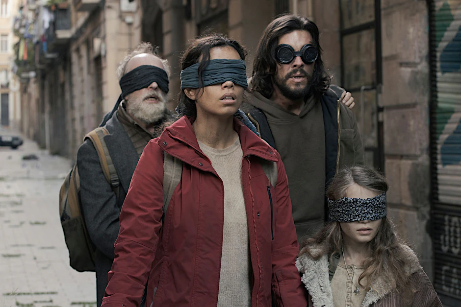 Gonzalo de Castro, Georgina Campbell, Mario Casas und Naila Schuberth in Bird Box Barcelona. Der Film sollte an den Erfolg von Bird Box anknüpfen.