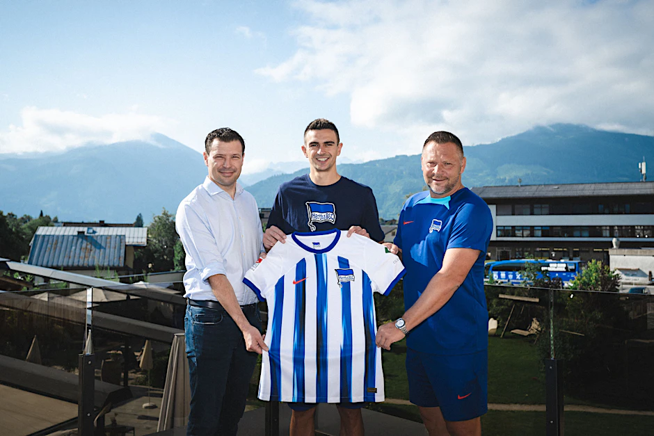 Kaum da, schon im Trainingslager: Stolz präsentieren Herthas Sportdirektor Benjamin Weber (l.) und Trainer Pal Dardai (r.) ihren Neuzugang Smail Prevljak.