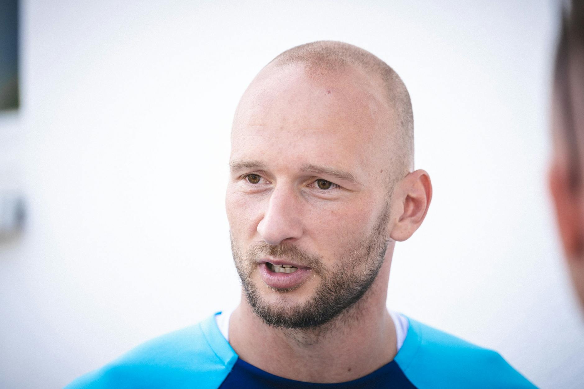 Toni Leistner spielt jetzt für Hertha BSC. Die Neuigkeit haben aber nicht alle Fans verdaut.