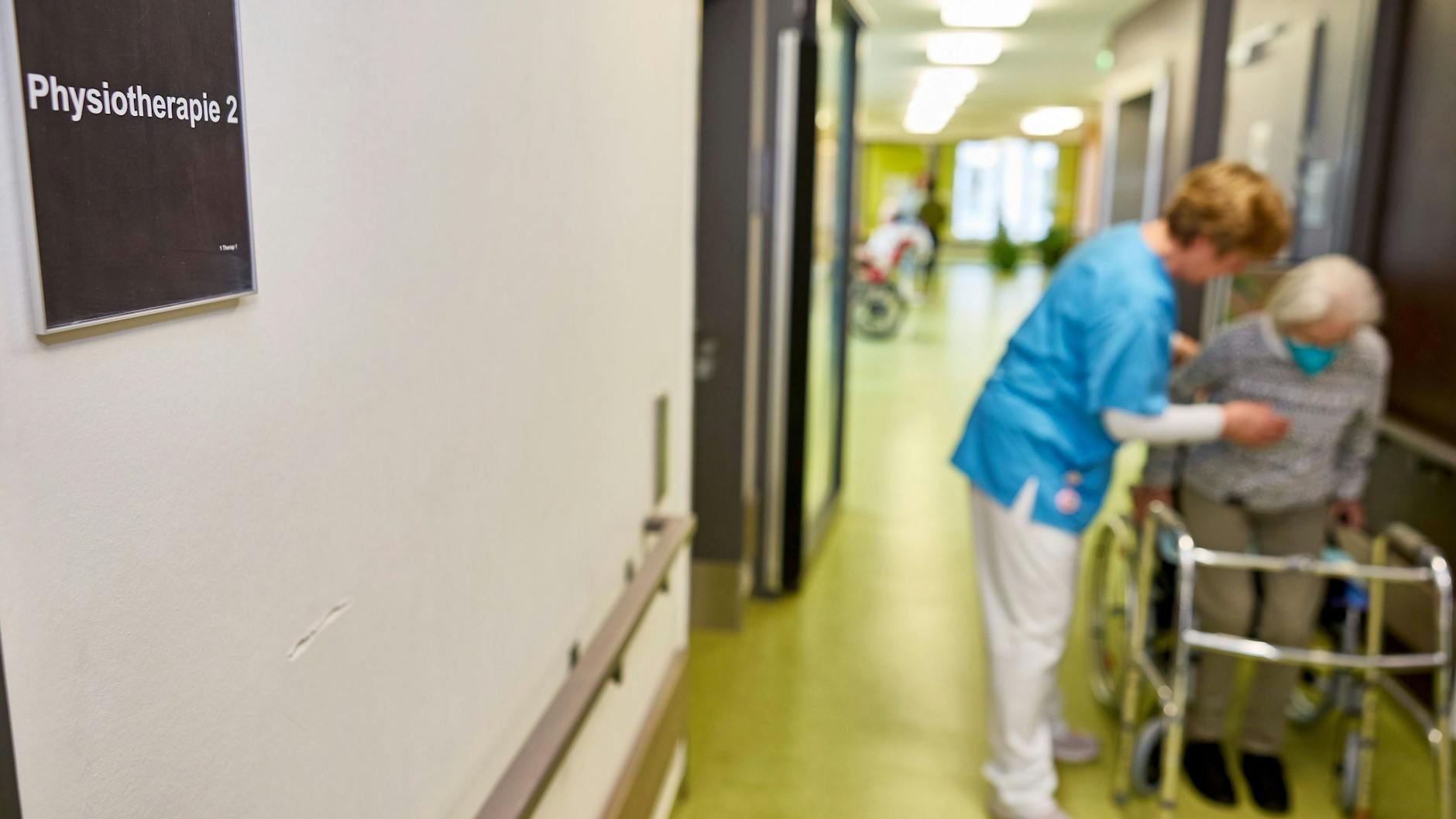 Physiotherapeutin mit einer Bewohnerin in einem Pflegeheim: Auch die Kosten für das Personal sind gestiegen.