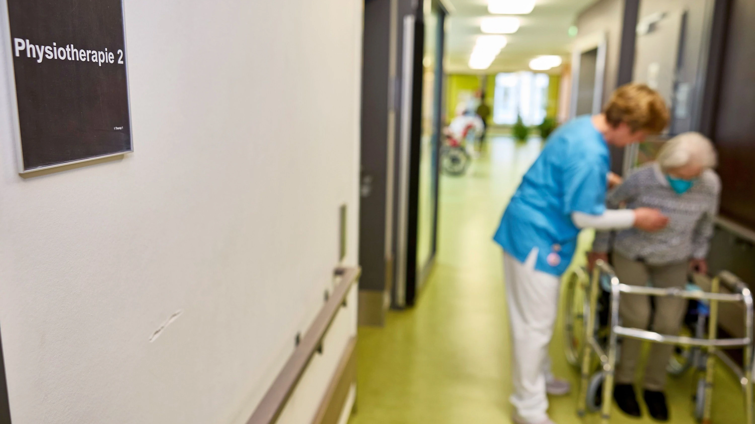 Physiotherapeutin mit einer Bewohnerin in einem Pflegeheim: Auch die Kosten für das Personal sind gestiegen.