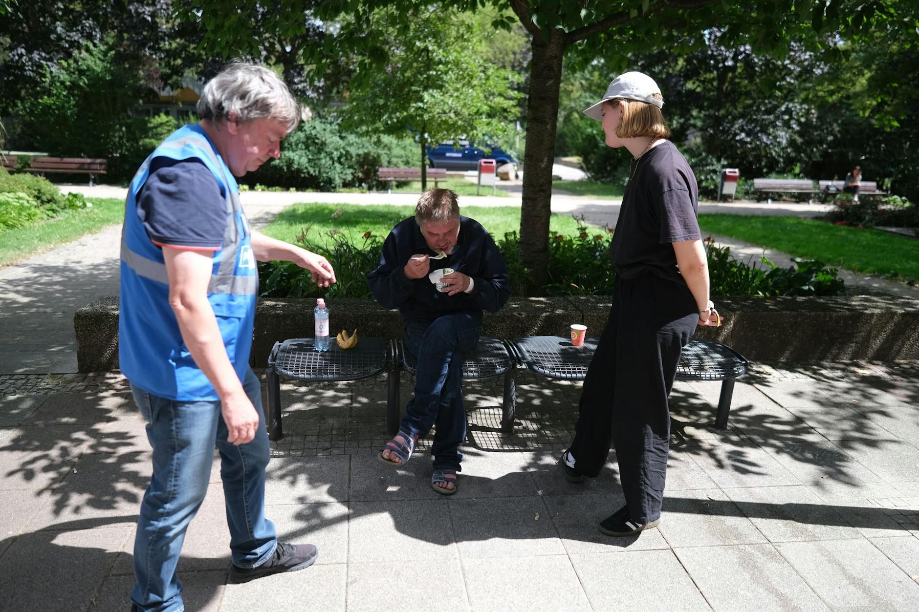 Matthias Spreemann und FSJlerin Lara Kollmar versorgen einen Obdachlosen.