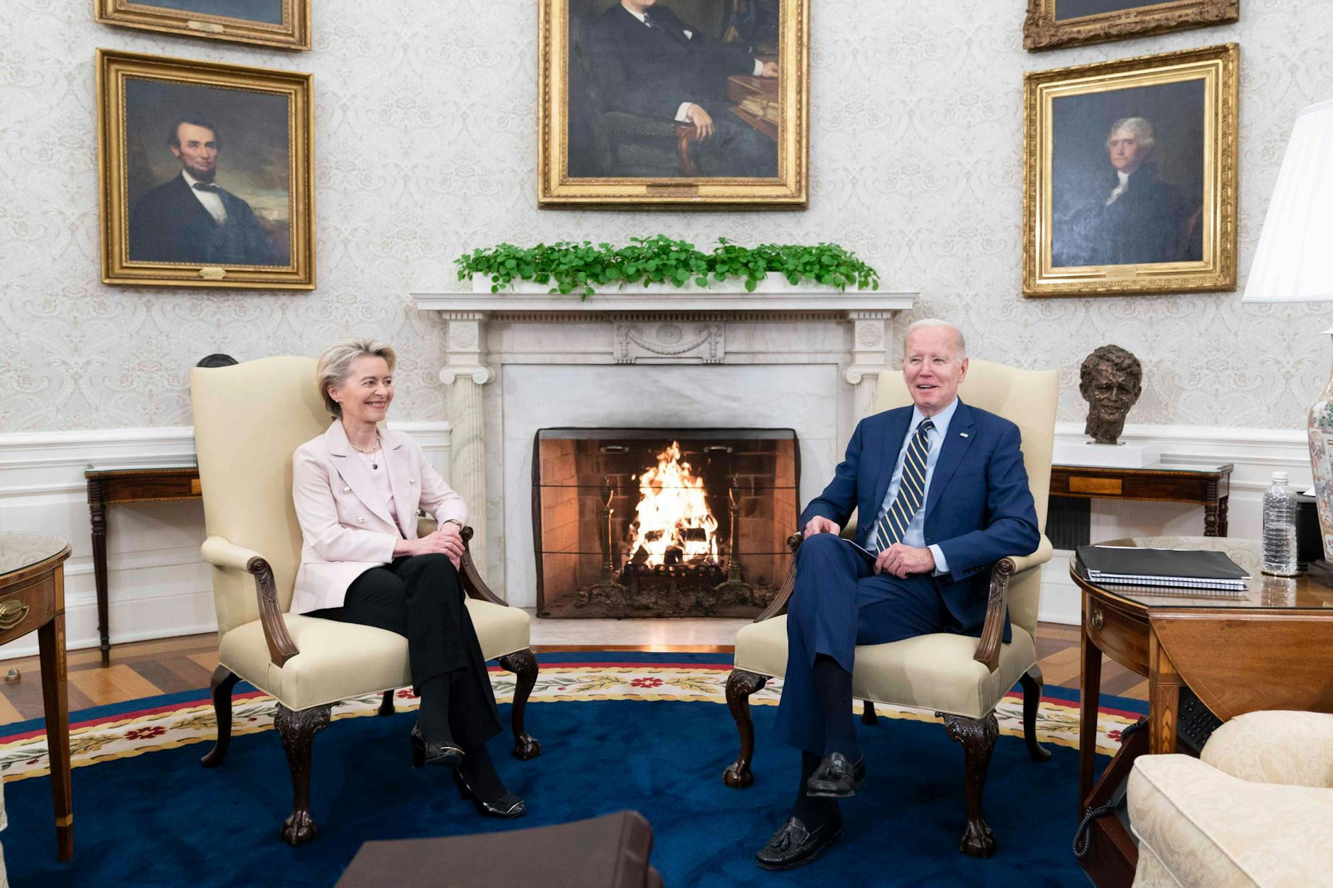 Die Präsidentin der Europäischen Kommission, Ursula von der Leyen, mit US-Präsident Joe Biden im Oval Office des Weißen Hauses.