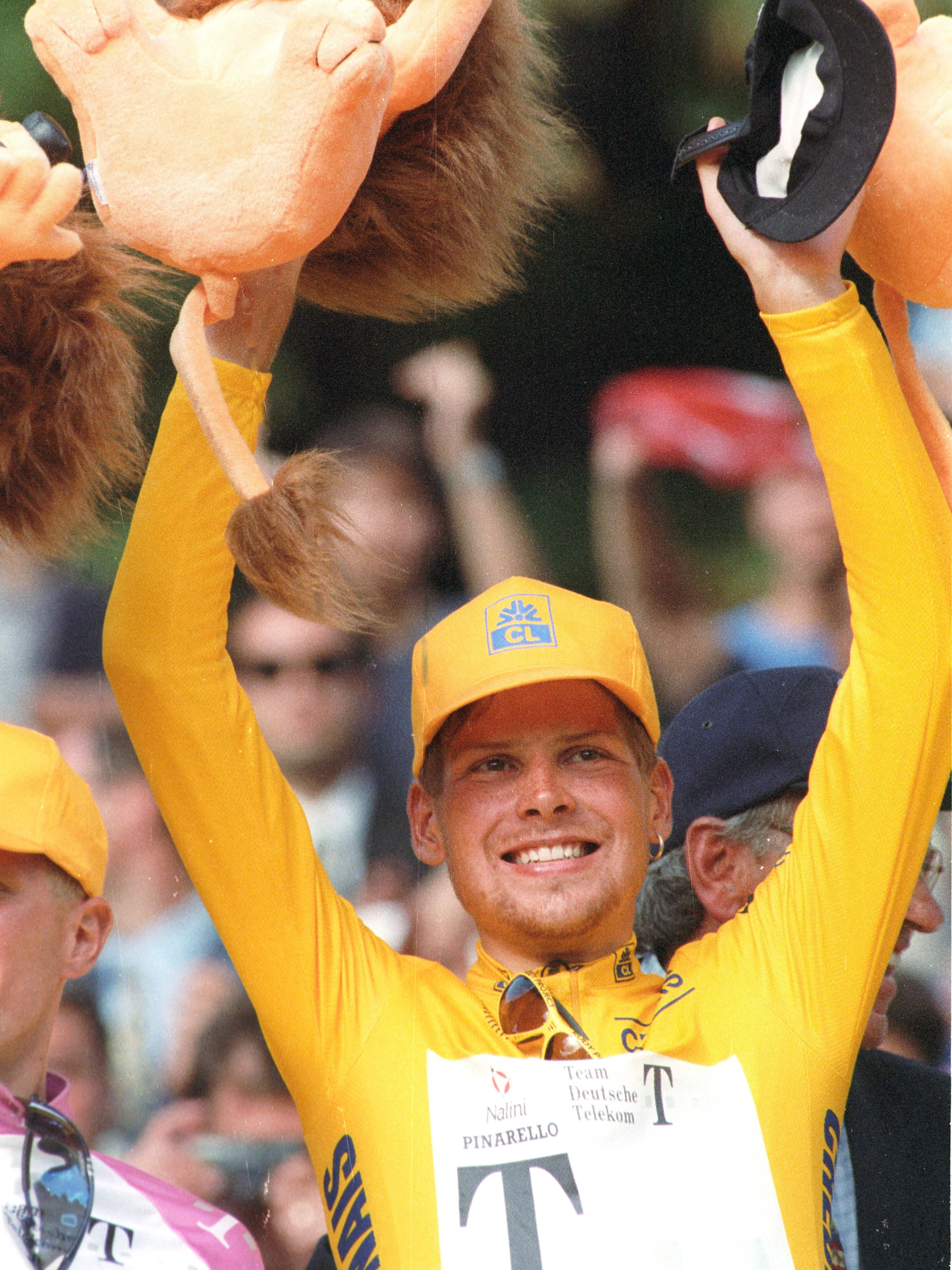 Jan Ullrich jubelt 1997 in Paris über seinen Tour-de-France-Sieg.