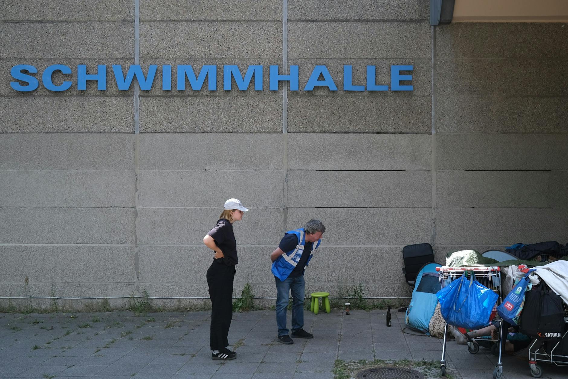 Unterwegs mit dem Hitzebus der Stadtmission: Helferin Lara (l) mit Matthias Spreemann