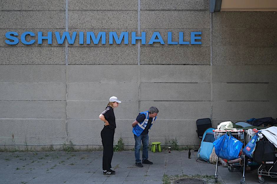 Unterwegs mit dem Hitzebus der Stadtmission: Helferin Lara (l) mit Matthias Spreemann