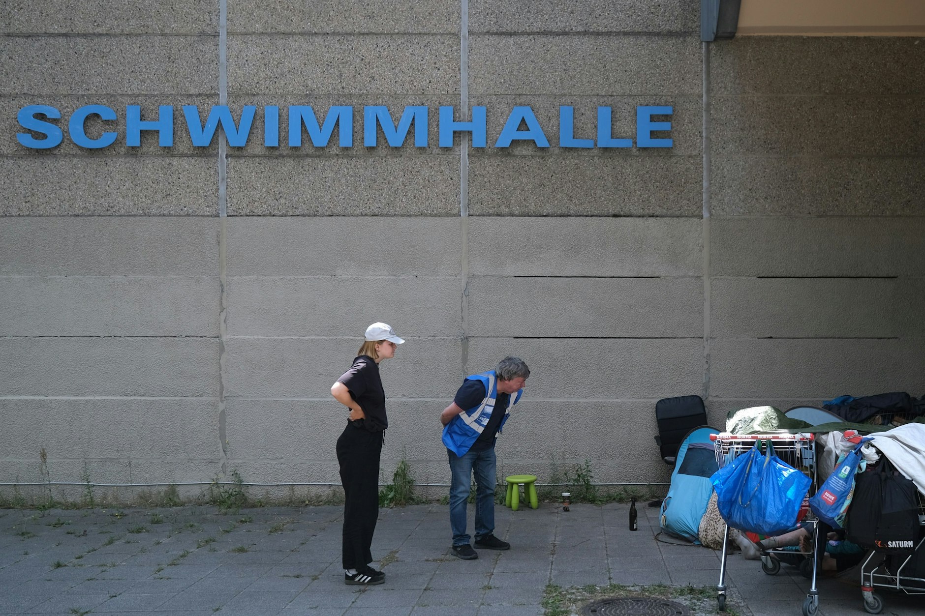 Unterwegs mit dem Hitzebus der Stadtmission: Helferin Lara (l) mit Matthias Spreemann