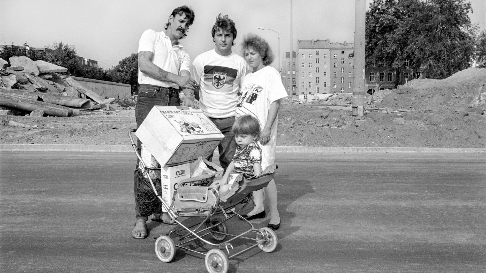 „Na klar, das wird jetzt erst mal hart für uns. Aber da müssen die Deutschen jetzt eben alle zusammenhalten.“ Eine Familie aus der DDR im Grenzstreifen in Berlin. 