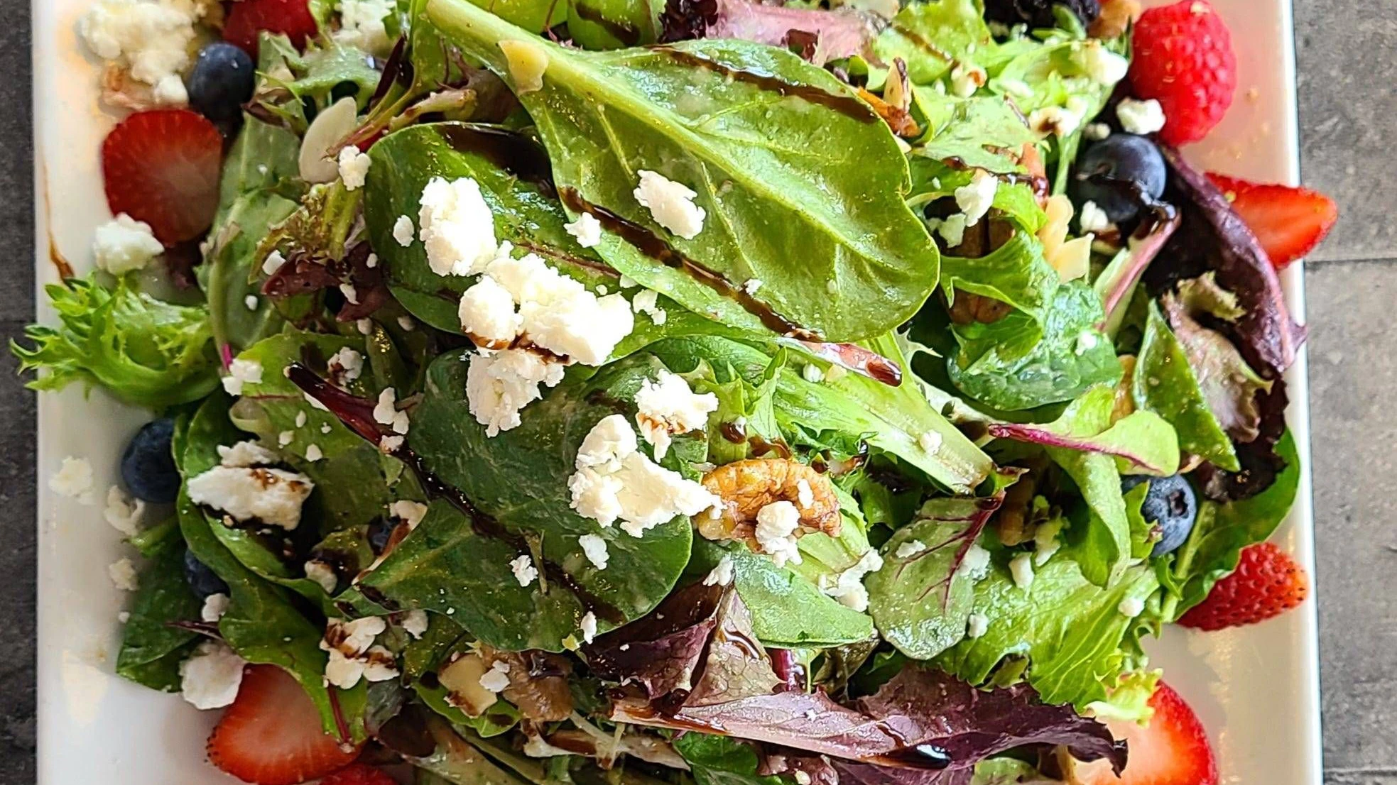 Der Fettverbrenner-Salat kann man abwandeln, auch mit Feta und/ oder Früchten genießen.