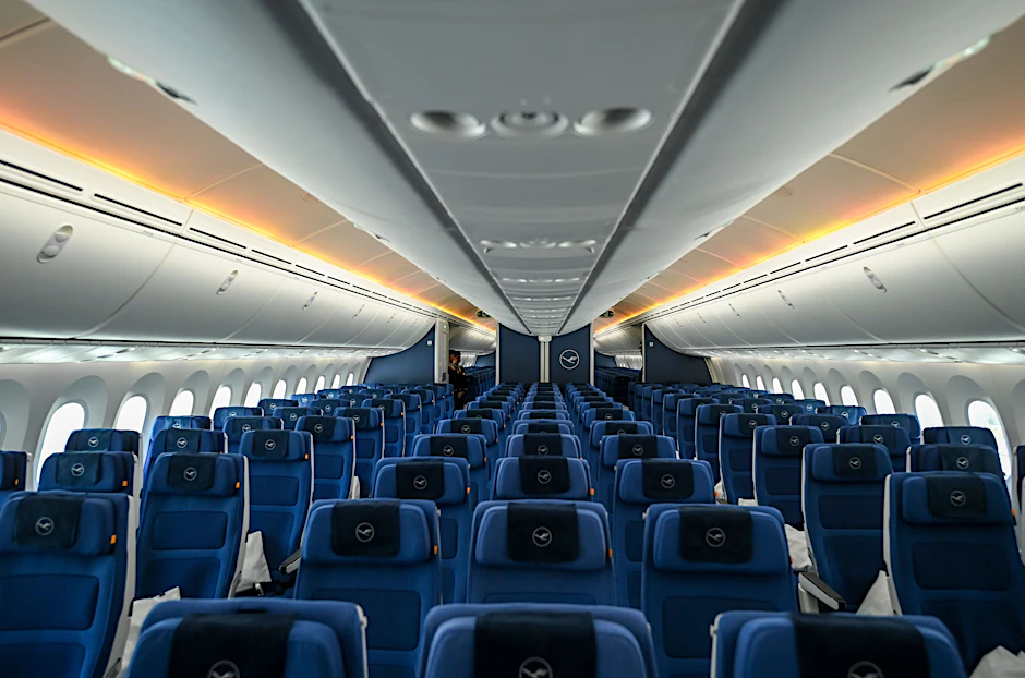 Surfen an Bord: Blick in den Lufthansa Dreamliner vom Typ Boeing 787-9 mit dem Namen „Berlin“.