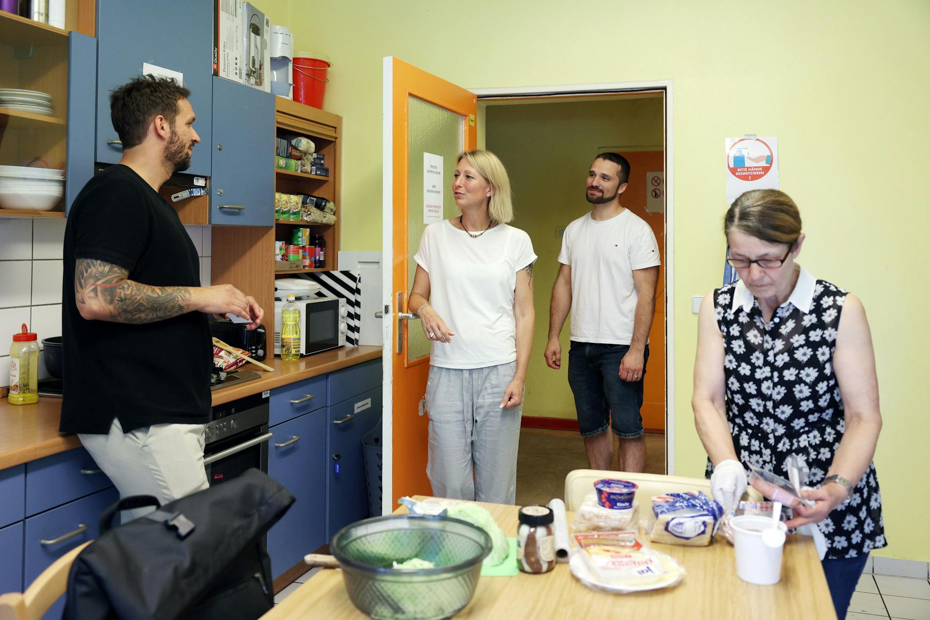 In der Küche: Artan Zeka (Koordinator), Alexandra Bentzien (Bereichsleiterin) und die Mitarbeiter Artur Keil und Ramiza Maglic.