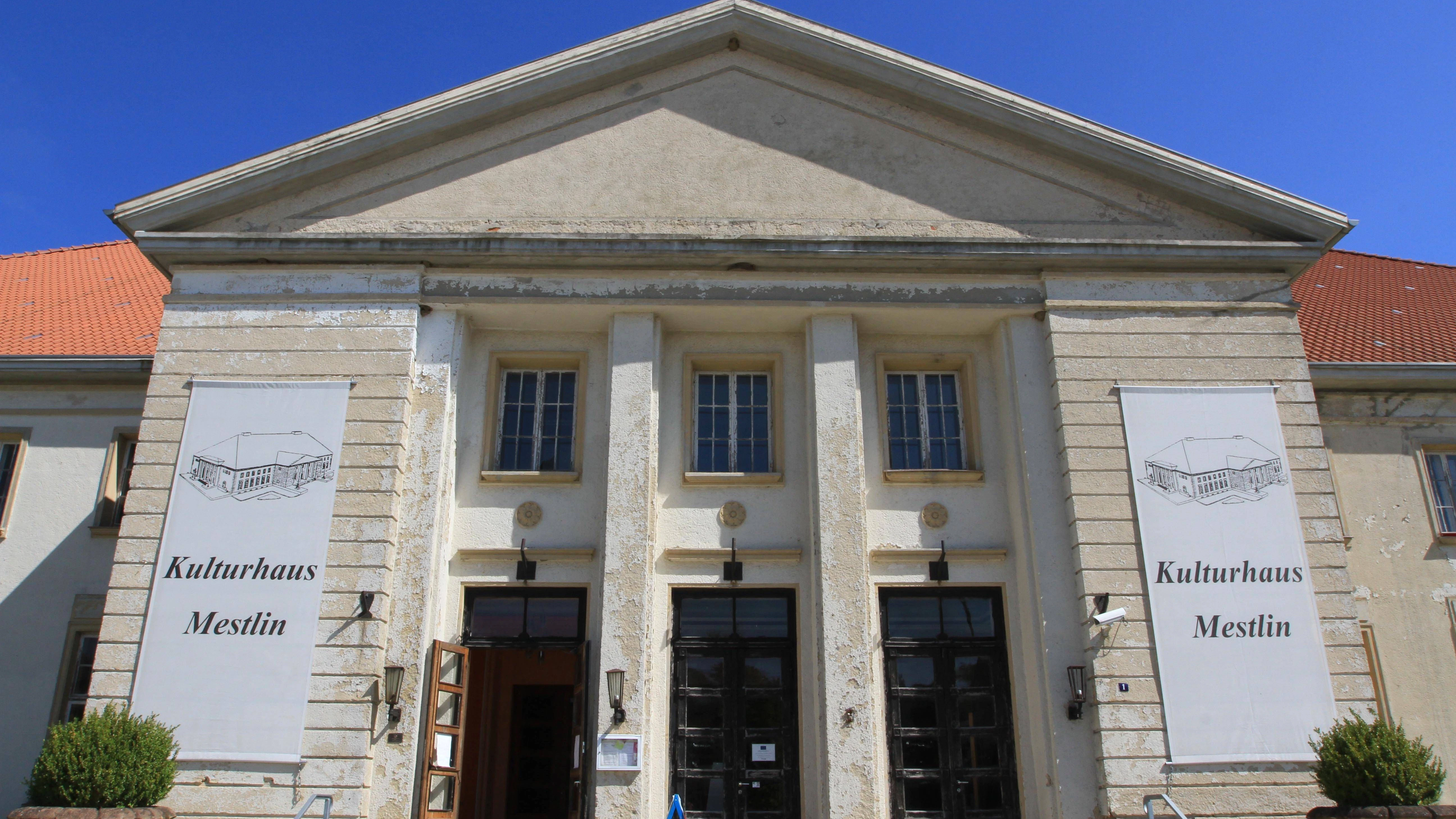 Mestlin sollte nach dem Zweiten Weltkrieg zu einem Musterdorf entwickelt werden. Im Zentrum des Ortes wurde ein modernes Kulturhaus errichtet. Inzwischen ist man dabei, das Kulturzentrum zu sanieren und wieder zu beleben.&nbsp;