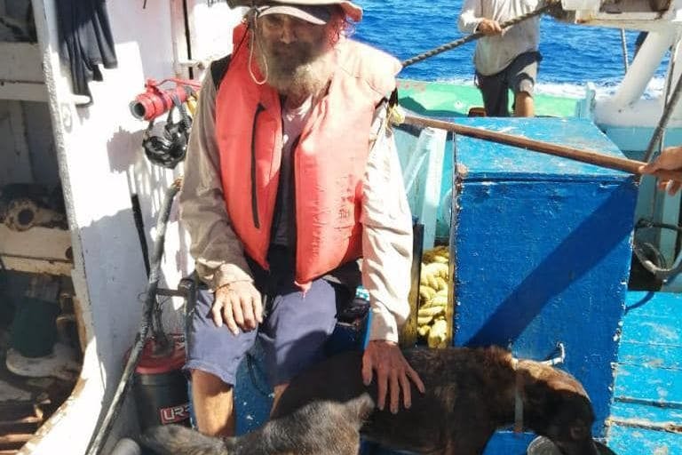 Timothy Shaddock mit seiner Hündin Bella: Nach drei Monaten im Pazifik wurden sie gerettet.