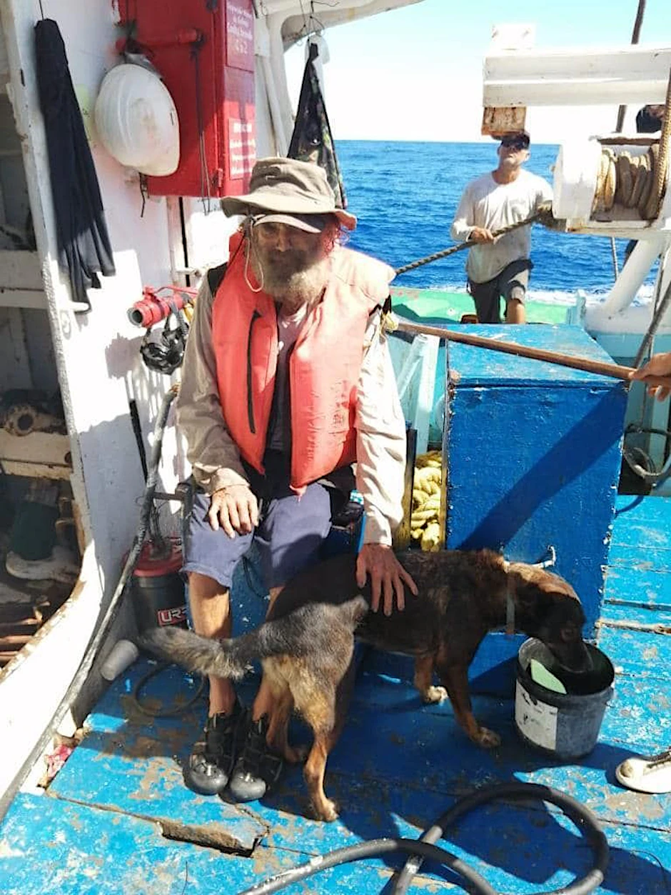 Timothy Shaddock mit seiner Hündin Bella: Nach drei Monaten im Pazifik wurden sie gerettet.