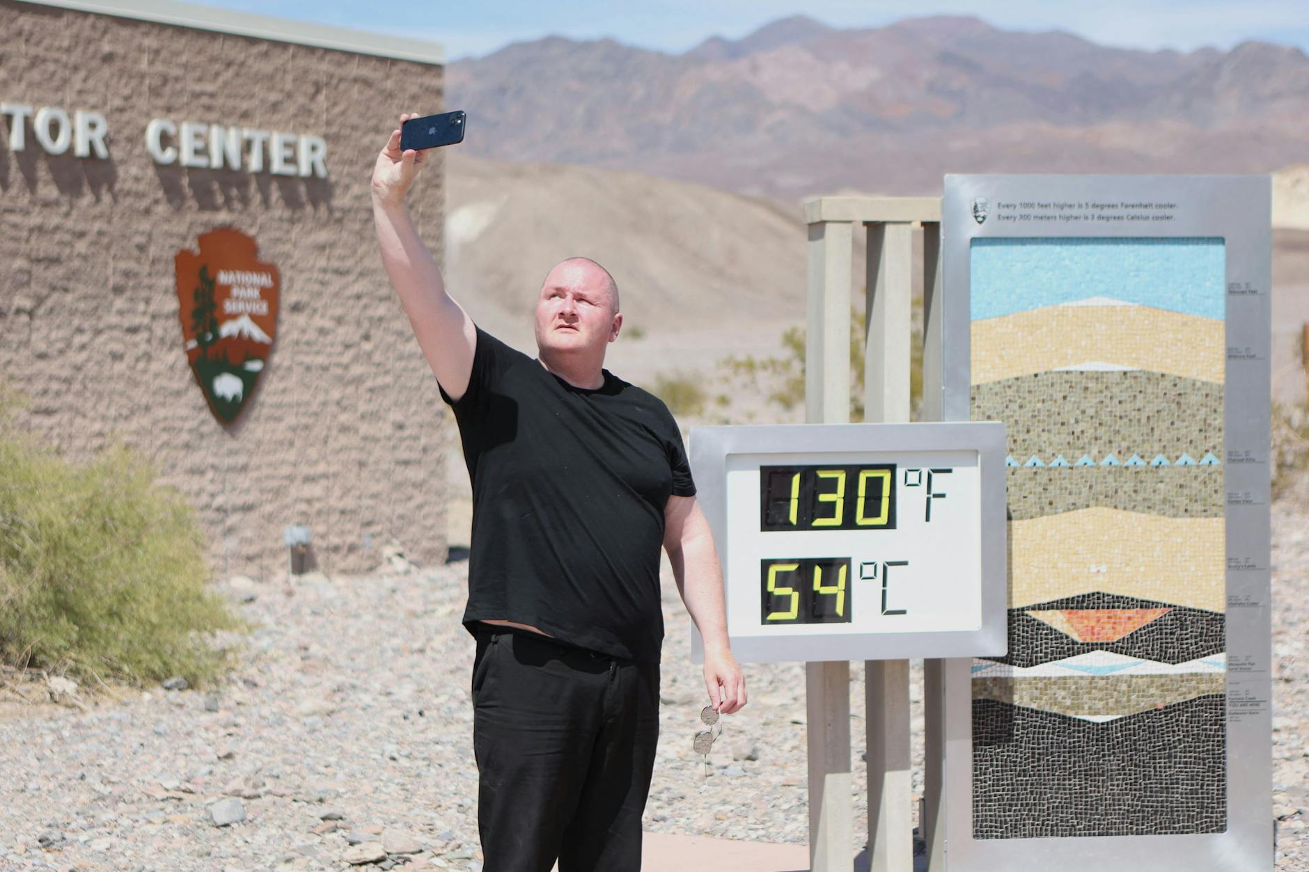 Ein Tourist macht ein Foto mit der Temperatur-Anzeige im Death Valley.