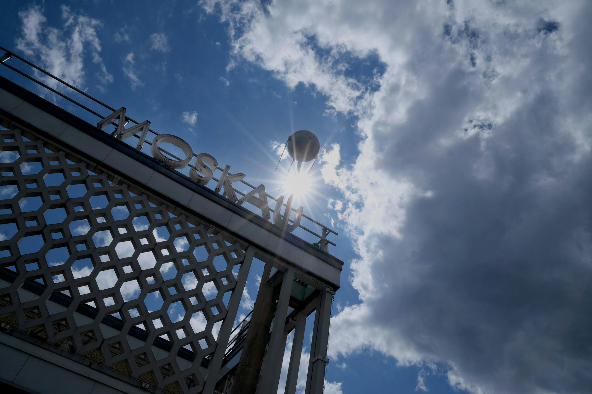 Der Schriftzug am Café Moskau ist Teil des Denkmalensembles wie auch der aufsteigende Sputnik.