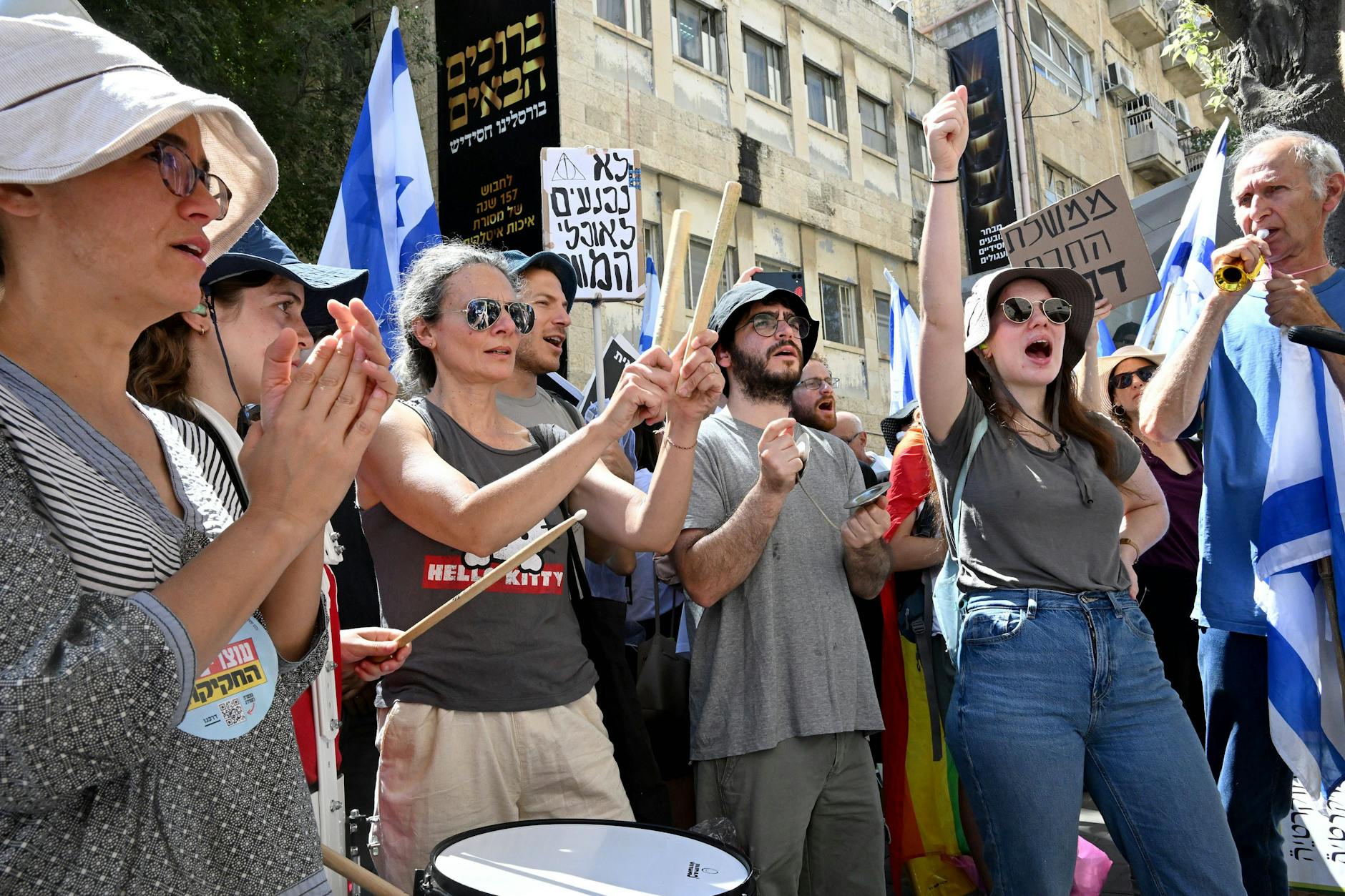 Jerusalem: Demonstranten hissen die israelische Flagge und skandieren bei einer Demonstration gegen die geplante Justizreform von Premierminister Benjamin Netanjahu.
