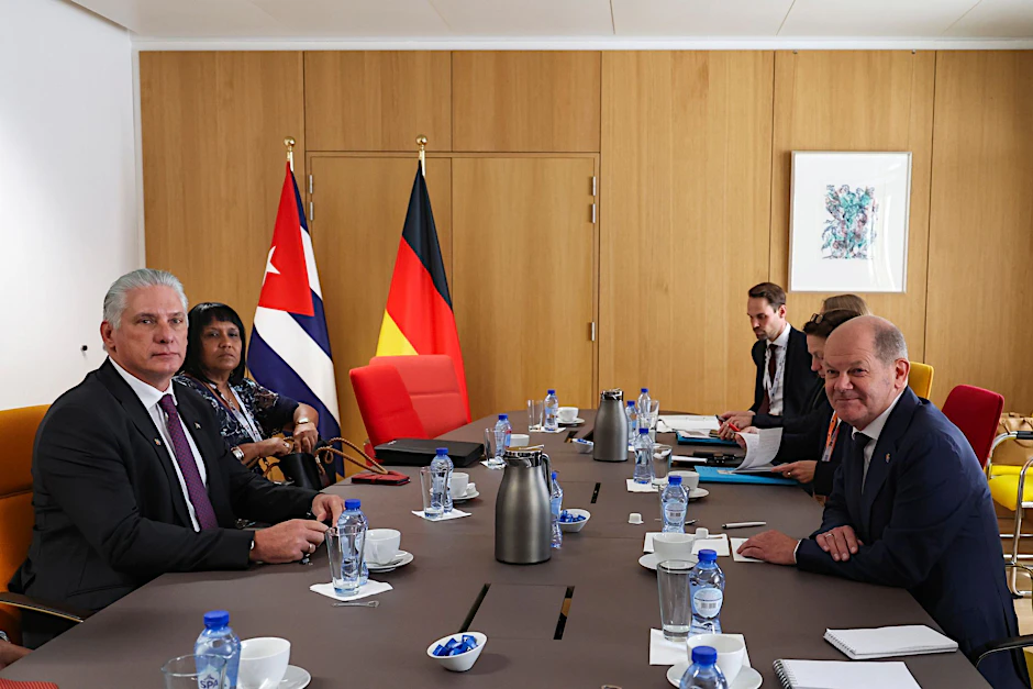 Bundeskanzler Olaf Scholz (re.) sitzt mit Miguel Diaz-Canel (li.), Präsident von Kuba, am Tisch.&nbsp;