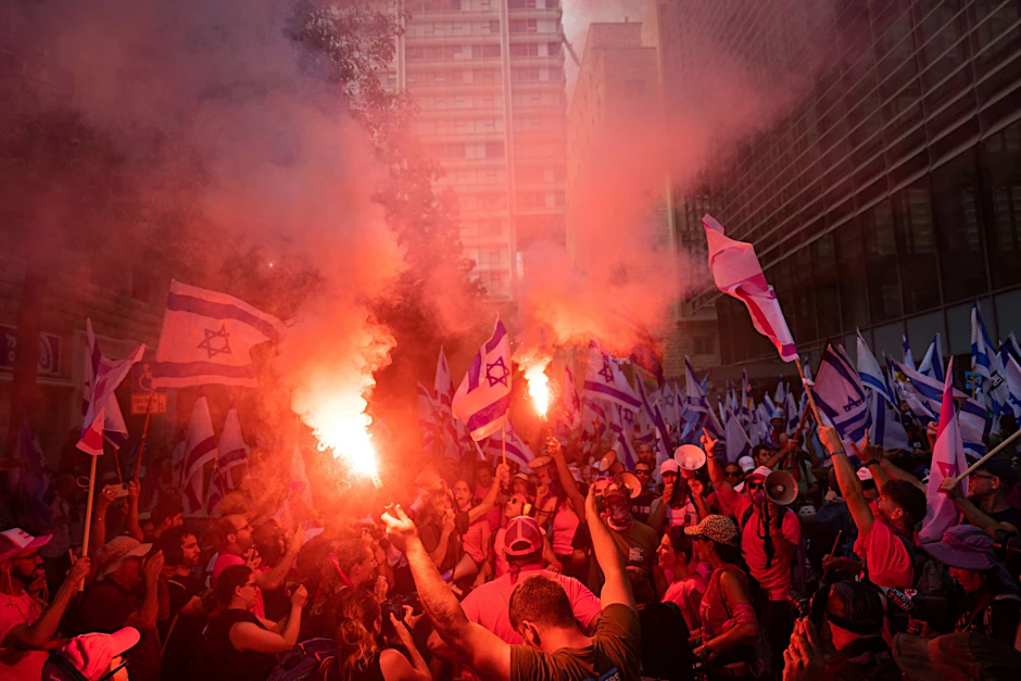Die Wut der Israelis über die geplante Reform des Justizsystems, die eine Schwächung von selbigem zur Folge hätte, ebbt nicht ab: Auch heute protestierten wieder zahlreiche Menschen in Tel Aviv. 