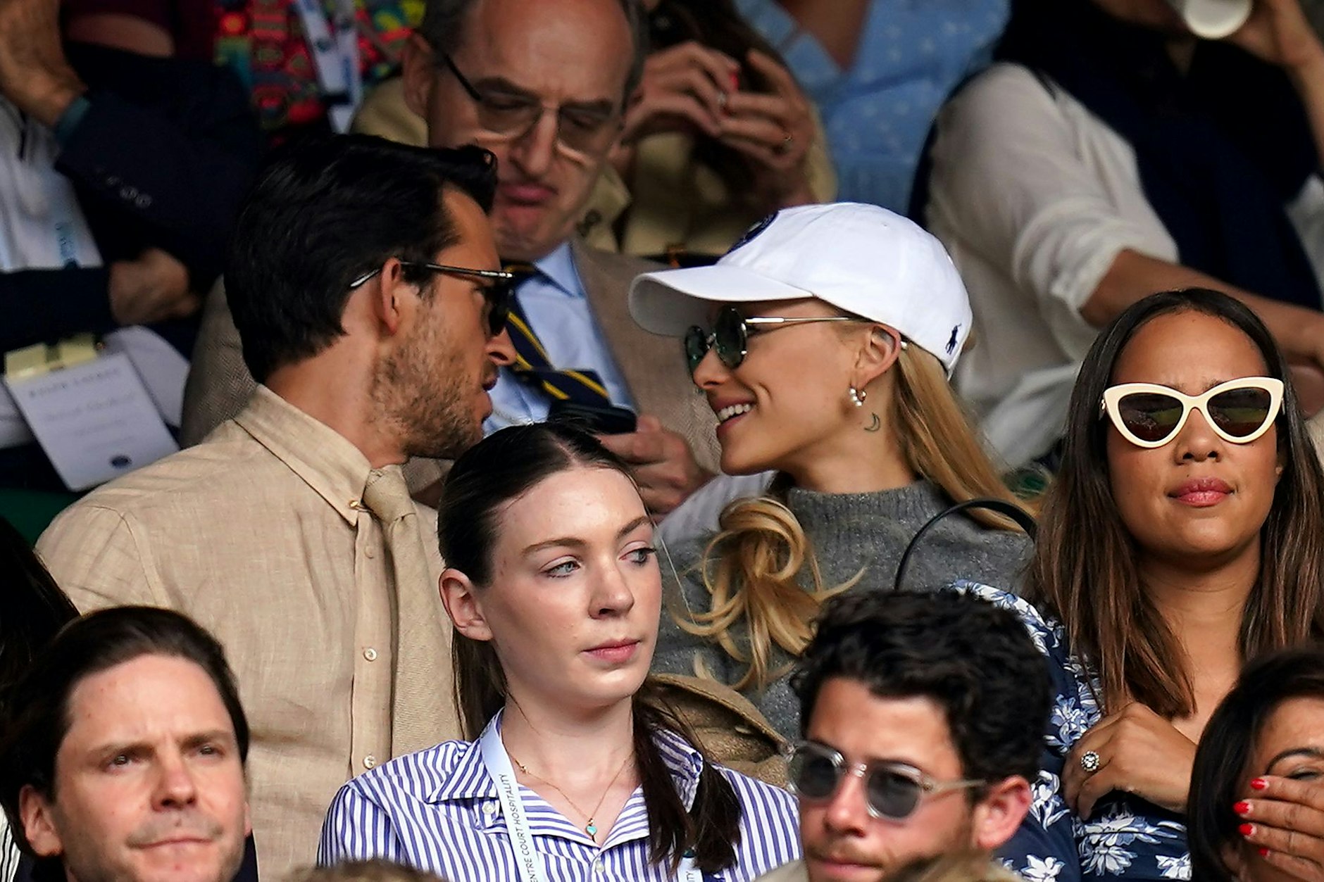 Nur beste Freunde: Jonathan Bailey, britischer Schauspieler und US-Superstar Ariana Grande (mit Cap) während des Endspiels in Wimbledon.