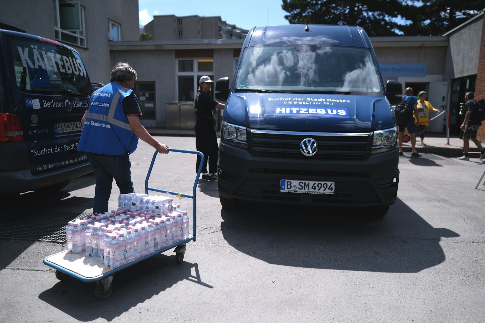 Der Hitzebus der Stadtmission wird mit Wasserflaschen beladen.