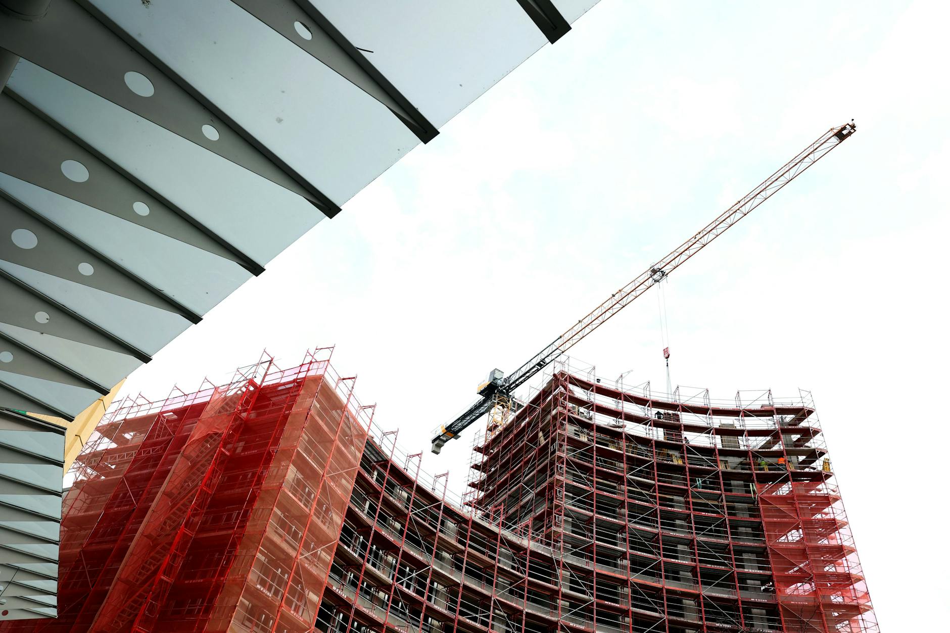 Im Moment hätten die Baufirmen zwar noch bis ins nächste Jahr volle Auftragsbücher, sagt ein Vertreter der deutschen Bauindustrie, aber: „Es gehen keine neuen Aufträge ein, und das ist sehr besorgniserregend.“