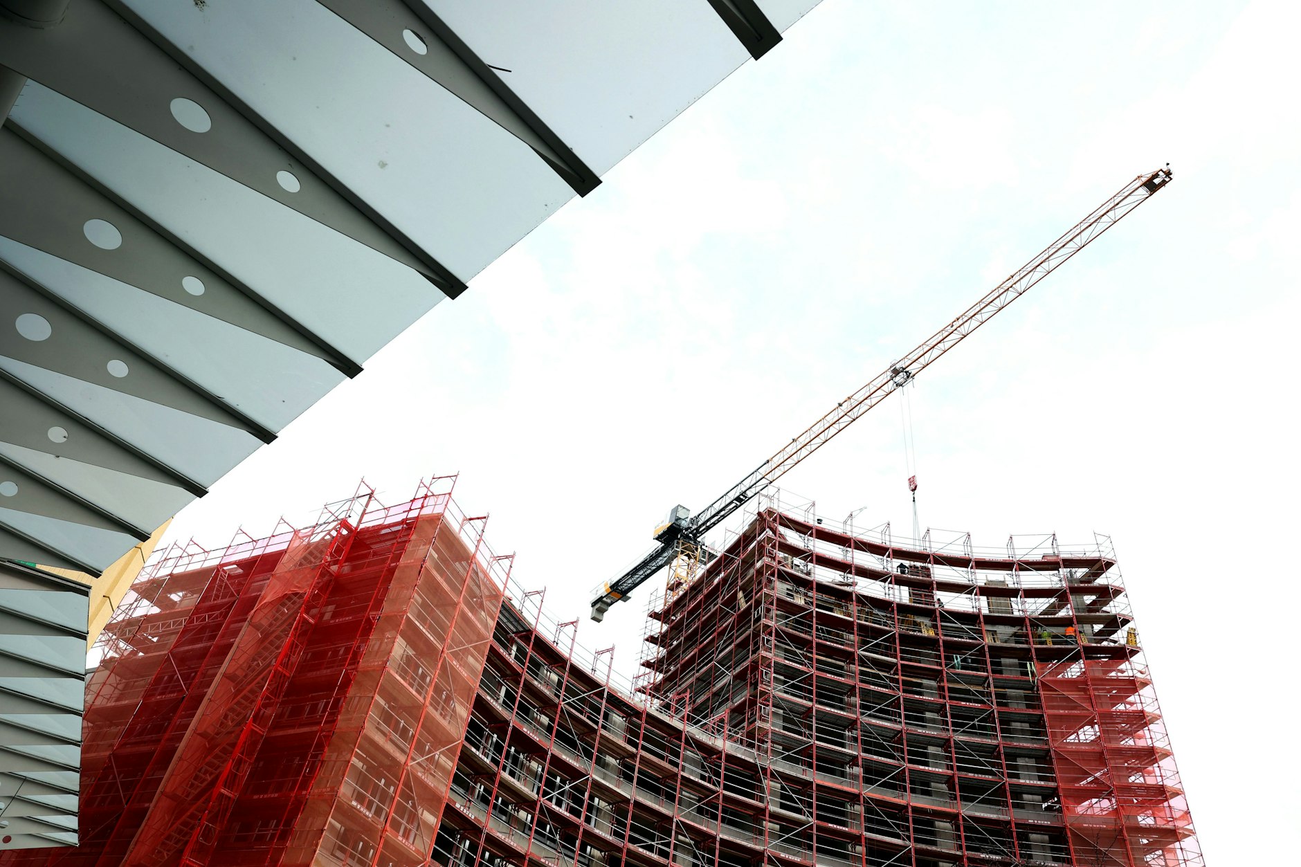 Im Moment hätten die Baufirmen zwar noch bis ins nächste Jahr volle Auftragsbücher, sagt ein Vertreter der deutschen Bauindustrie, aber:&nbsp;„Es gehen keine neuen Aufträge ein, und das ist sehr besorgniserregend.“