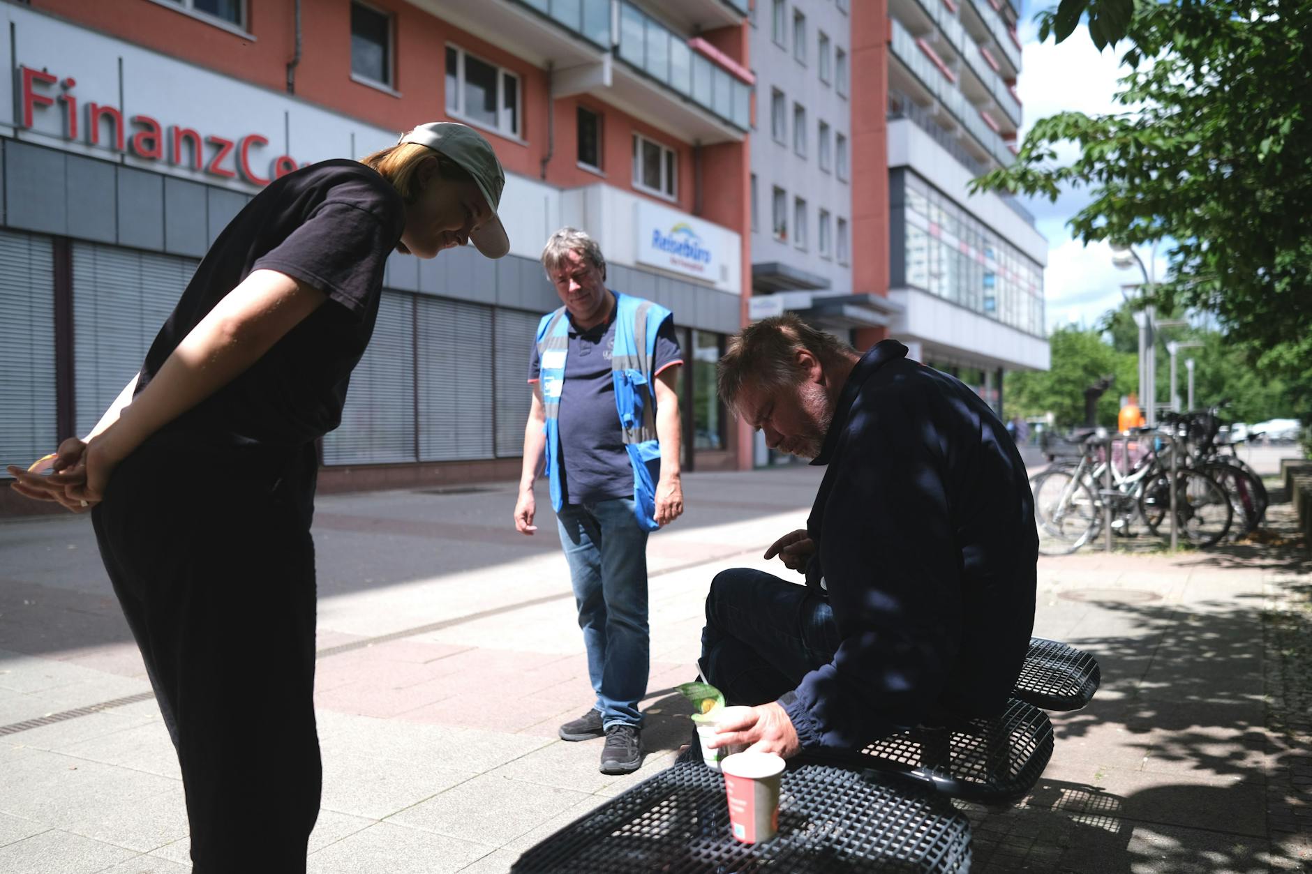 Unterwegs mit dem Hitzebus der Stadtmission: Mitarbeiter Matthias Spreemann und FSJlerin Lara Kollmar versorgen Obdachlose mit dem Nötigsten.