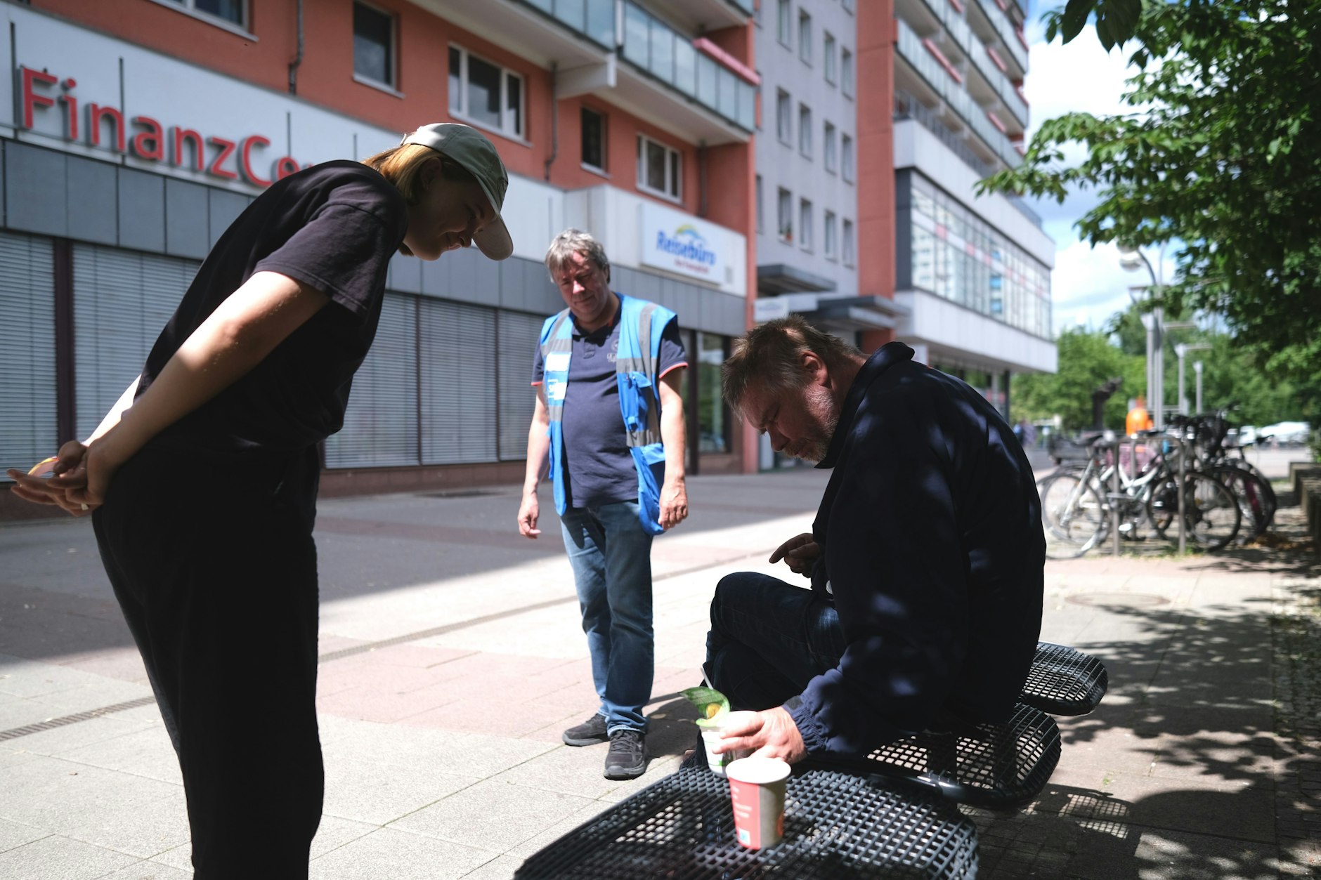 Unterwegs mit dem Hitzebus der Stadtmission: Mitarbeiter Matthias Spreemann und FSJlerin Lara Kollmar versorgen Obdachlose mit dem Nötigsten.