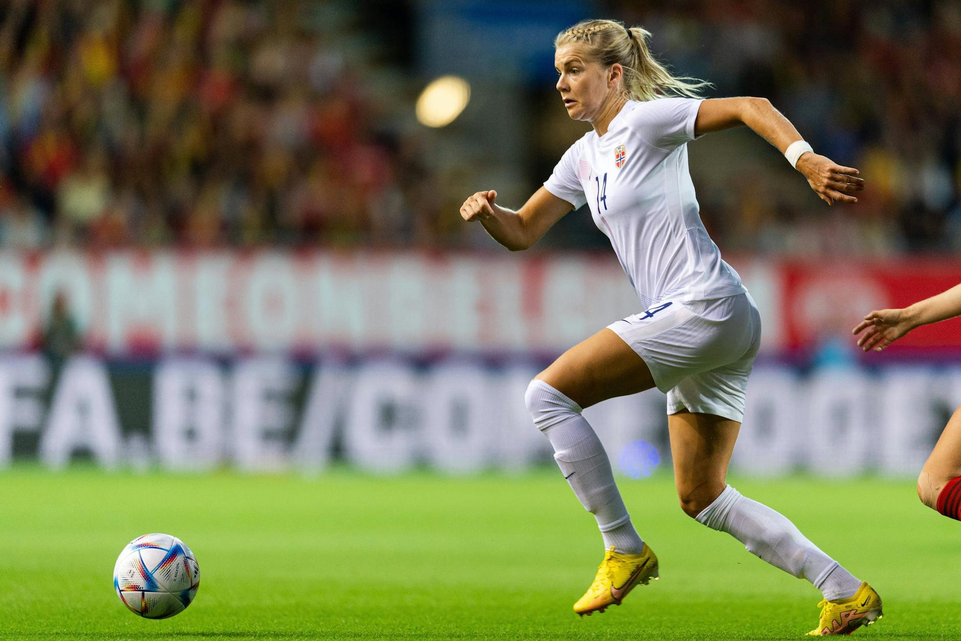Ada Hegerberg im Frauen-Weltmeisterschafts-Qualifikationsspiel zwischen Belgien und Norwegen in Leuven 