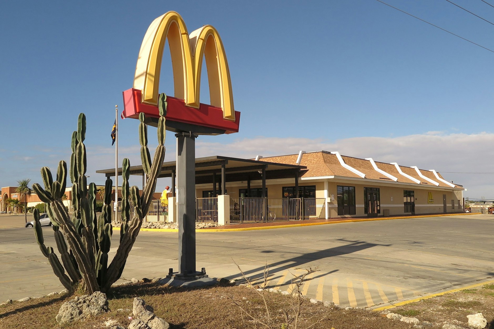 McDonalds hat eine Filiale auf dem Marinestützpunkt Guantánamo Bay auf Kuba. Es ist die einzige auf der karibischen Insel. 