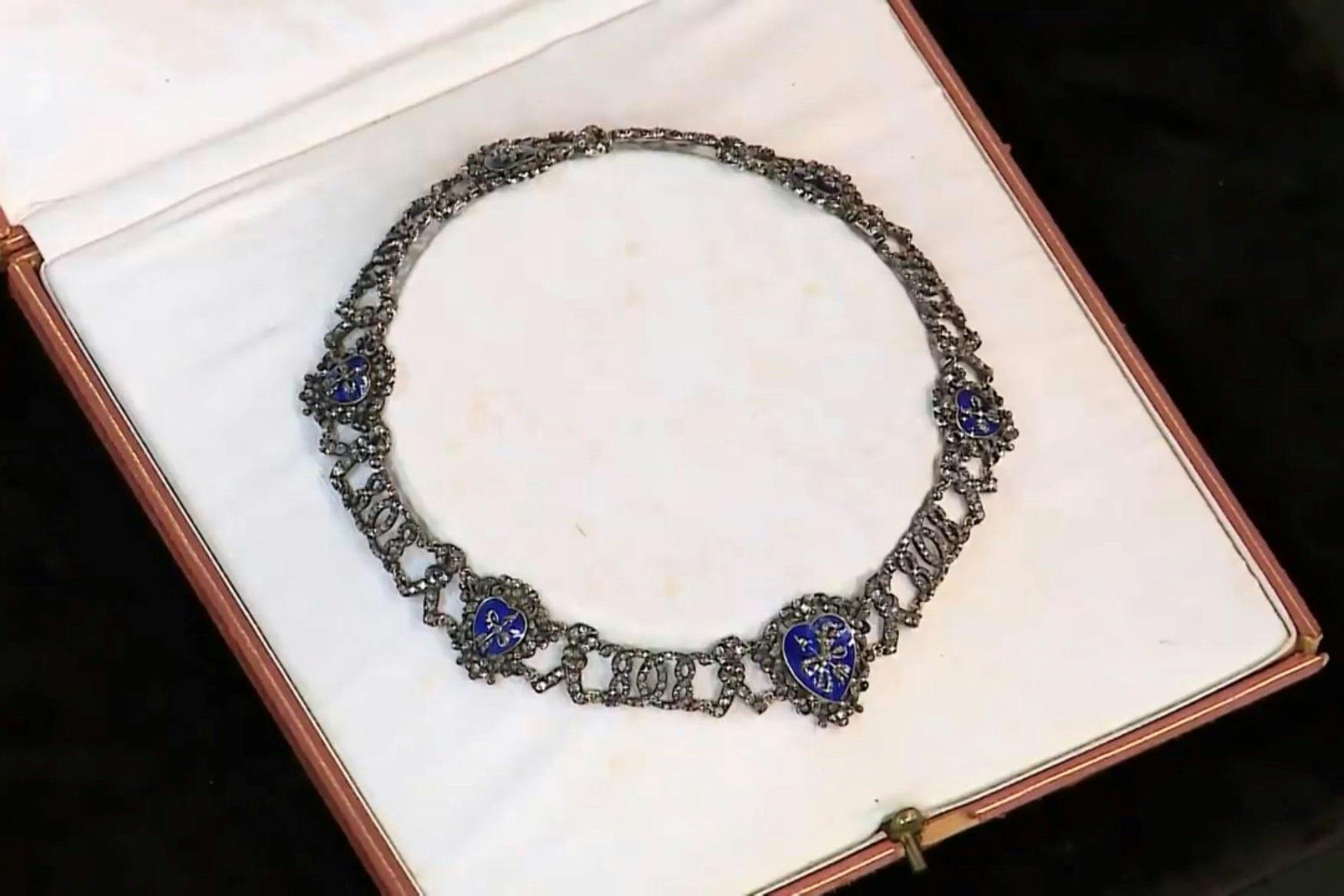 Bei „Bares für Rares“ soll dieser königliche Hochzeitsschmuck verkauft werden.