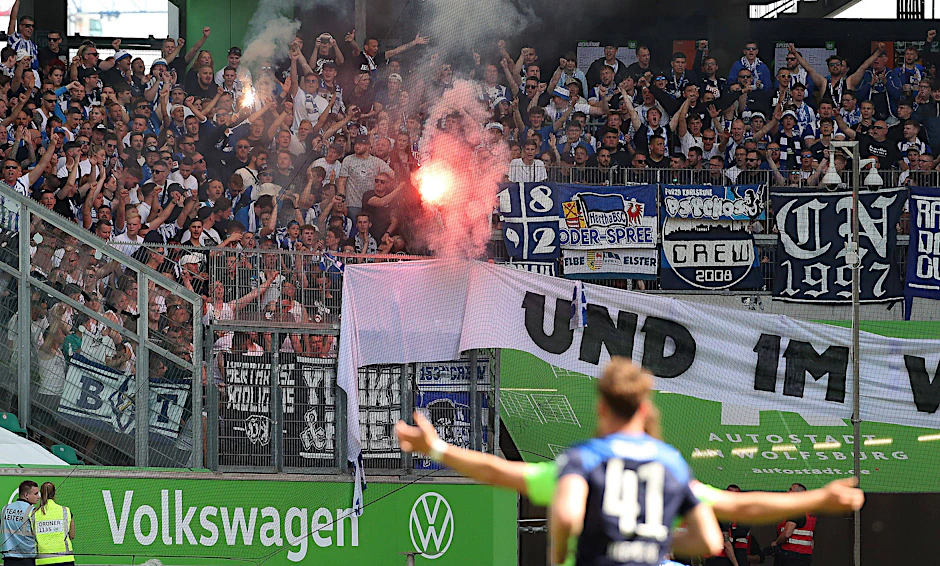 Bei Herthas vorläufig letztem Bundesliga-Spiel in Wolfsburg brannten einige Fans mal wieder Pyros ab. Jetzt setzte es die DFB-Strafe.