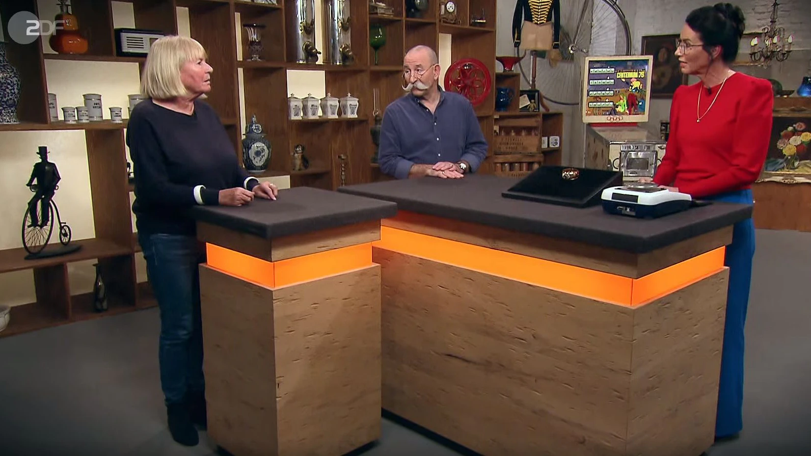 Verkäuferin Britta (l.) präsentiert ihren Armreifen bei&nbsp;„Bares für Rares“-Expertin Dr. Heide Rezepa-Zabel (r.) und Moderator Horst Lichter bereits zum zweiten Mal.