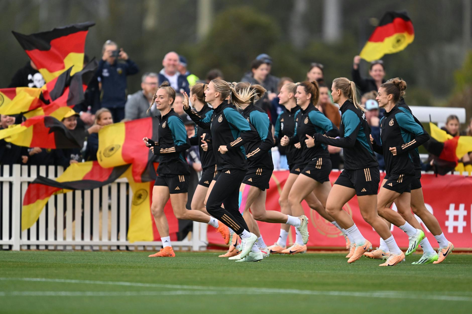 Die deutschen Spielerinnen während eines öffentlichen Trainings im australischen Tuggerah