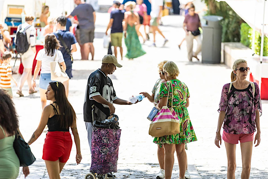 Eine Frau kauft an einem heißen Sommertag eine Flasche Wasser. Temperaturen um die 40 Grad tagsüber und 30 Grad nachts machen den Menschen in weiten Teilen Südeuropas zu schaffen.  