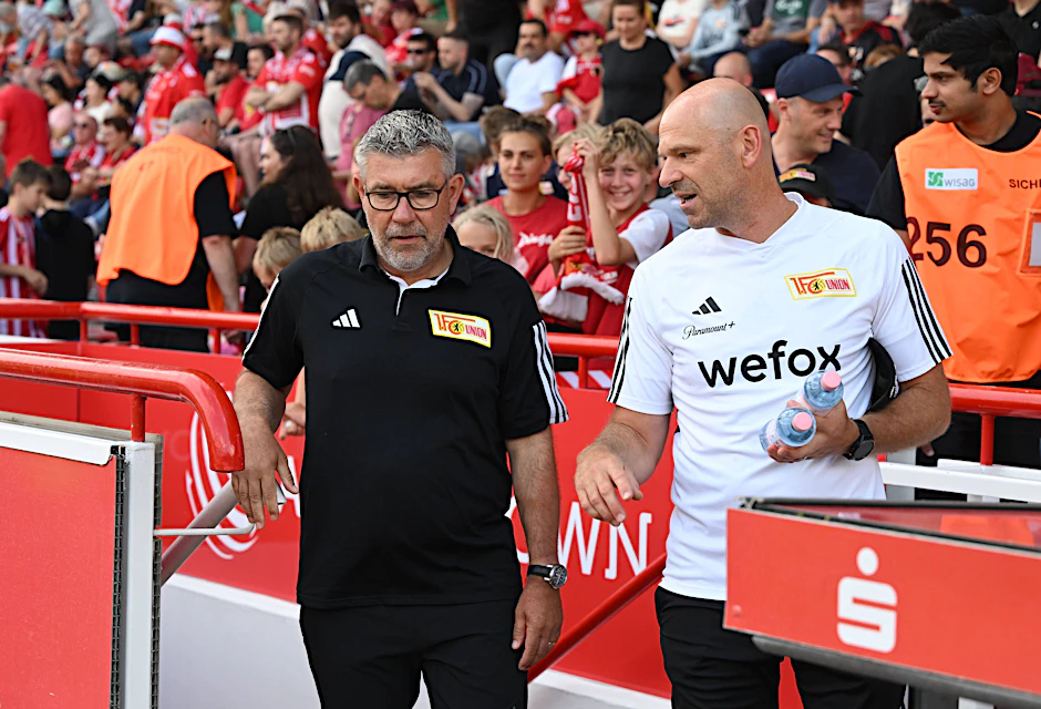 Urs Fischer (l.) und sein Co-Trainer Markus Hoffmann haben im Aufgebot des 1. FC Union Berlin derzeit die Qual der Wahl.