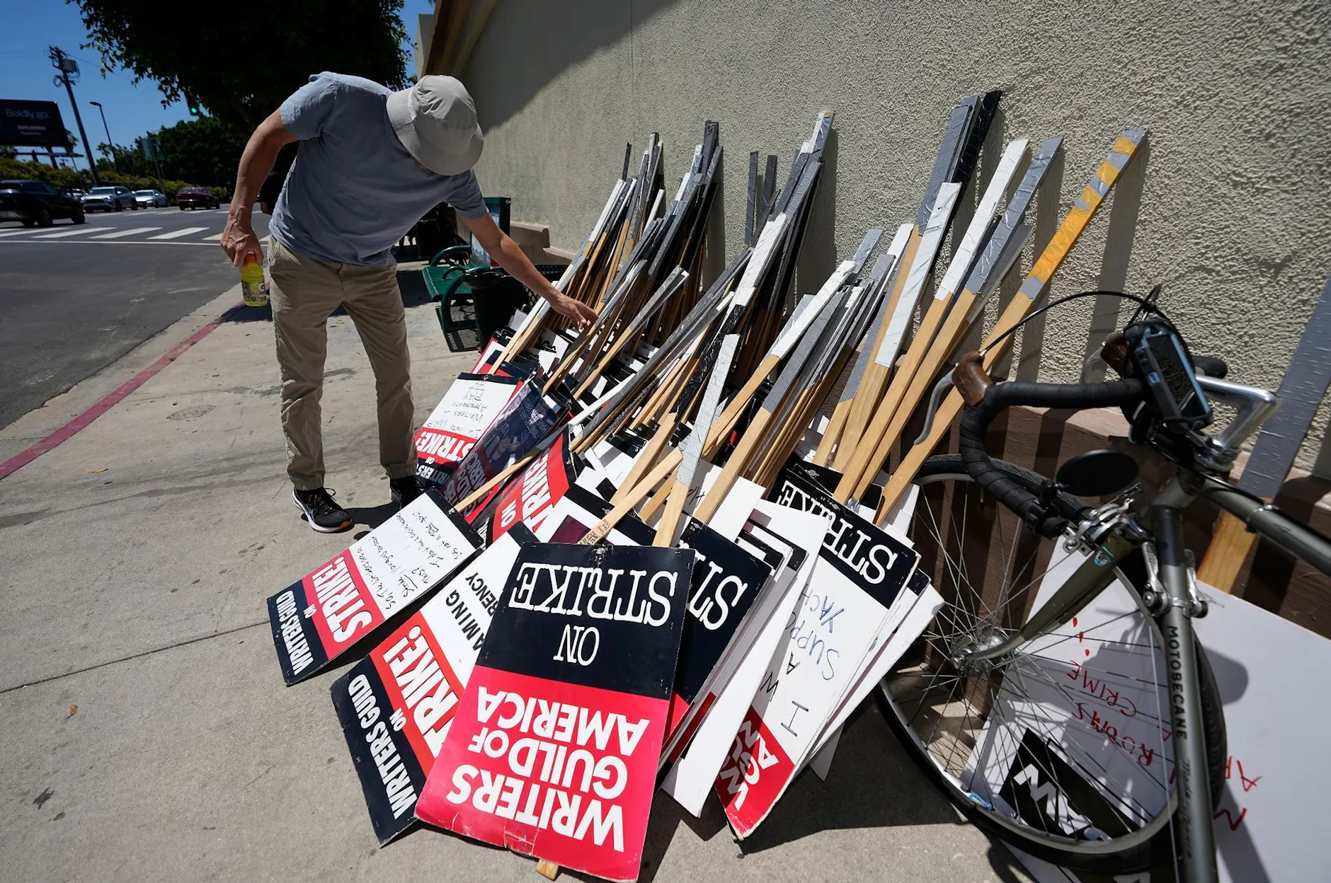 Ein Demonstrant wählt während einer Kundgebung in Los Angeles sein Schild zum Streiken aus.