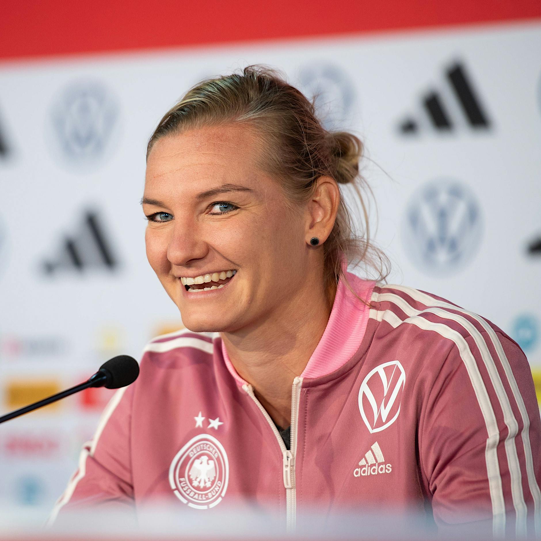 Höchste Popularitätswerte: DFB-Kapitänin Popp sagt ihre Meinung