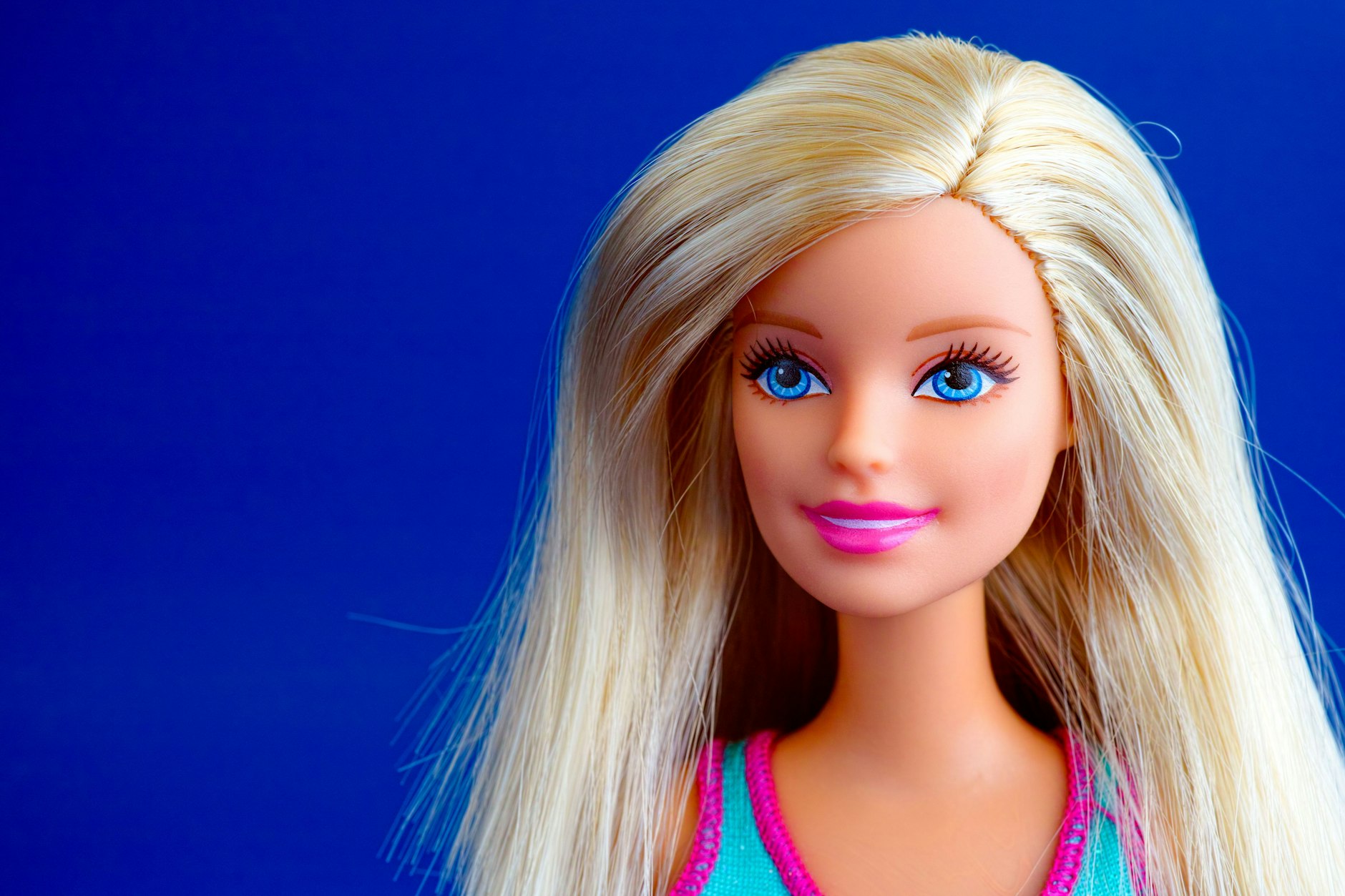 Proto-Blondine, gilt als etwas schlicht, ist jedoch eine echte Steherin im Kinderzimmer: Barbie