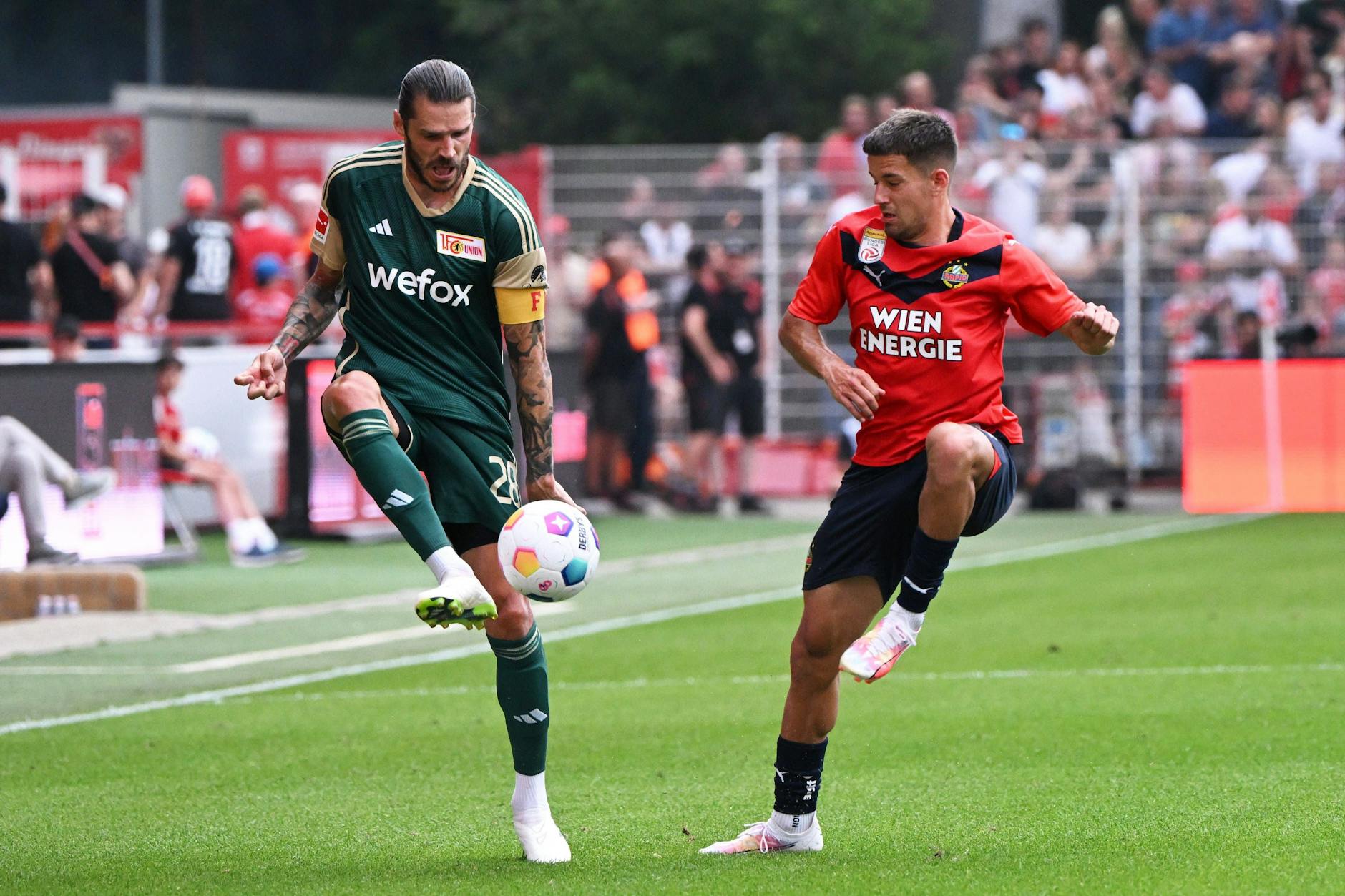 Unions Christopher Trimmel - hier im Duell mit Rapids Jonas Auer - war der gefeierte Star des Abends.