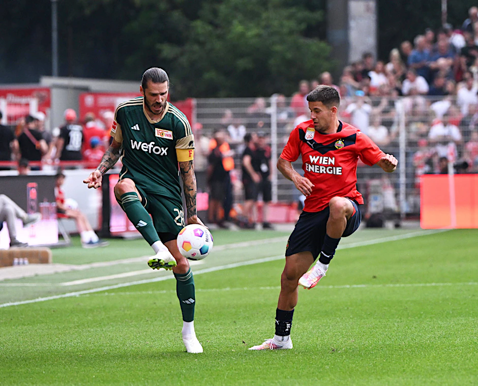 Unions Christopher Trimmel - hier im Duell mit Rapids Jonas Auer - war der gefeierte Star des Abends. 