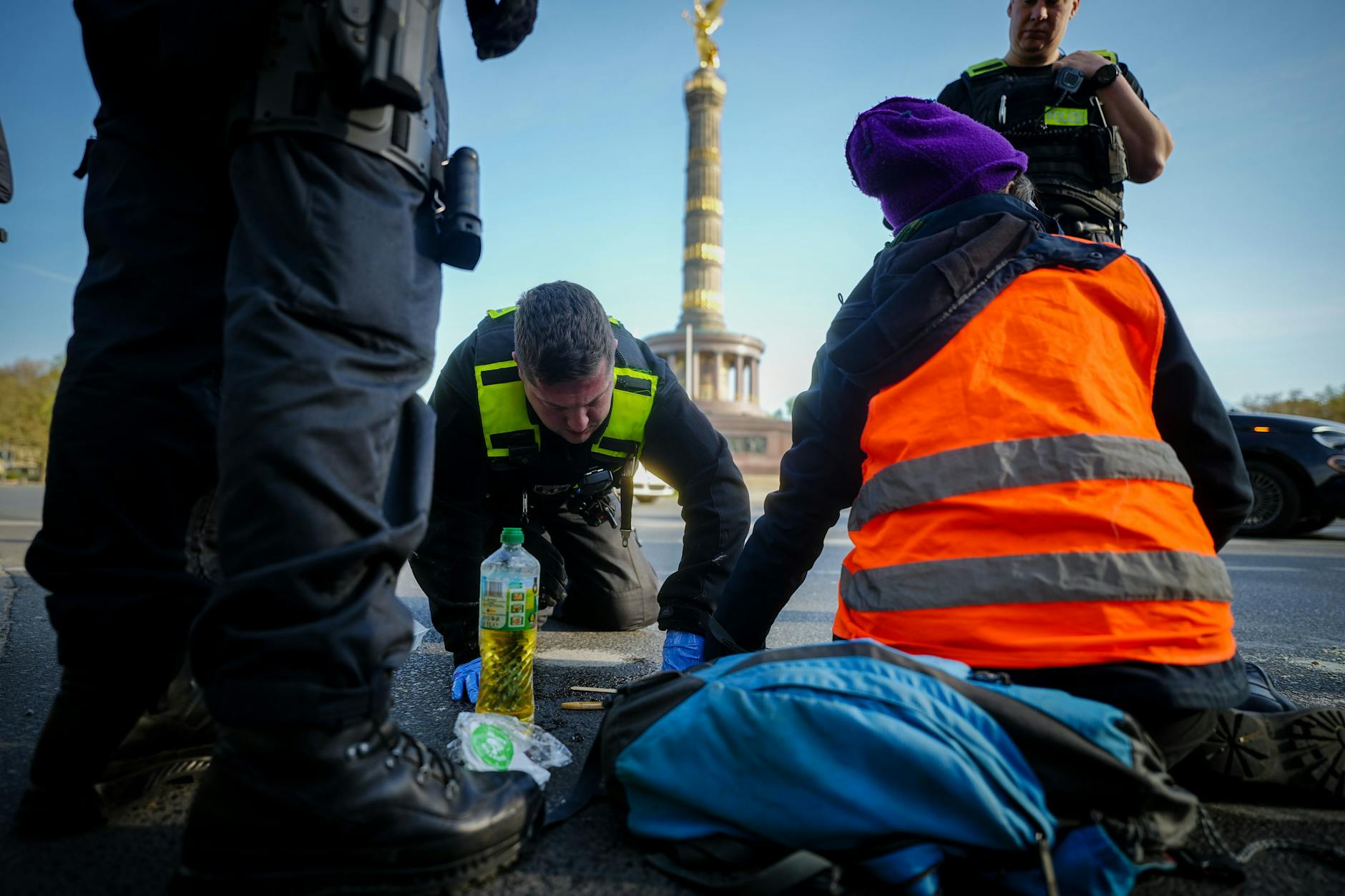 Ein Klimaaktivist vor der Siegessäule in Berlin