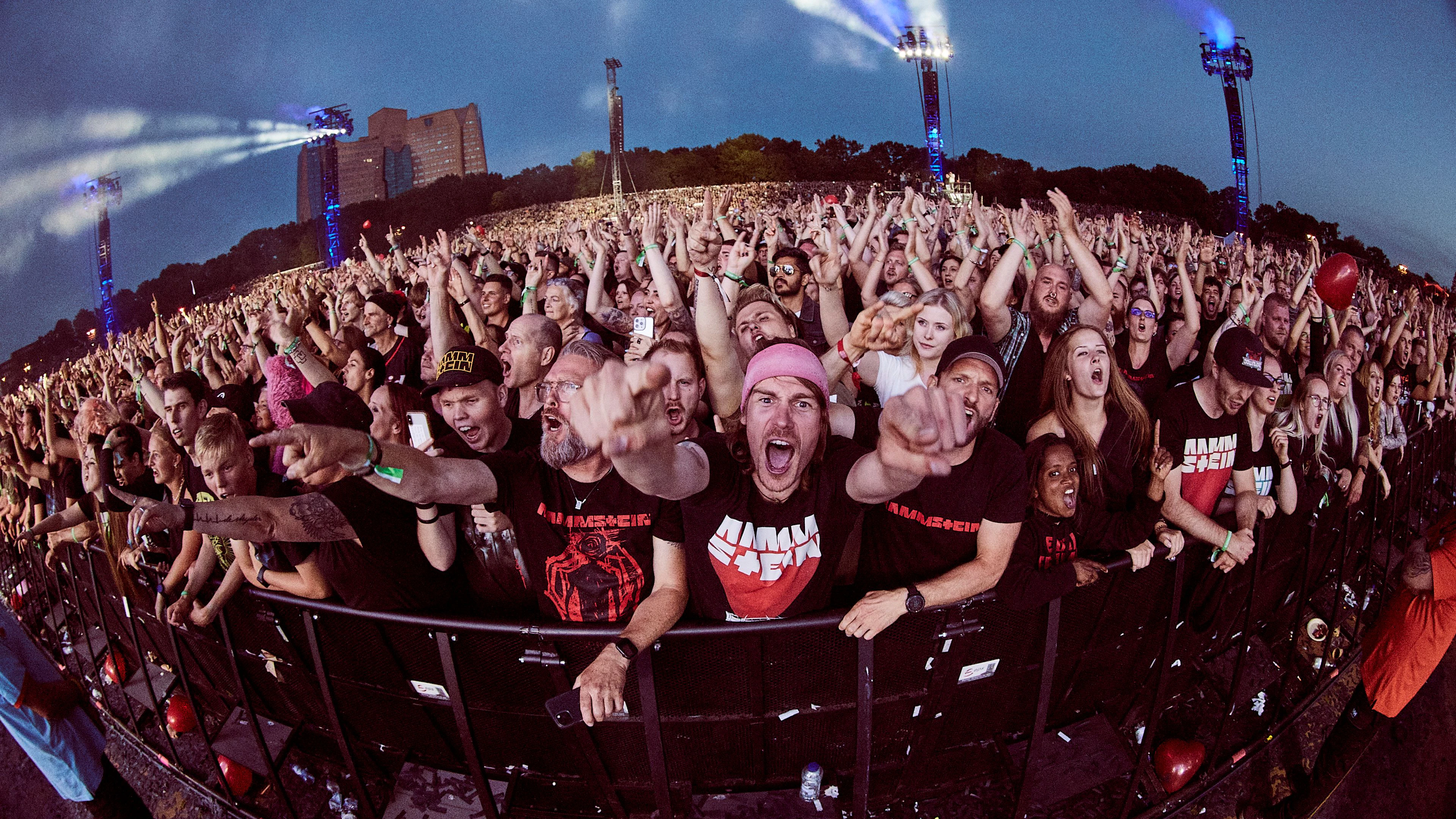 In der Feuerzone bei Rammstein will jeder in der ersten Reihe stehen. Hier: Fans beim Konzert der Band in Groningen.