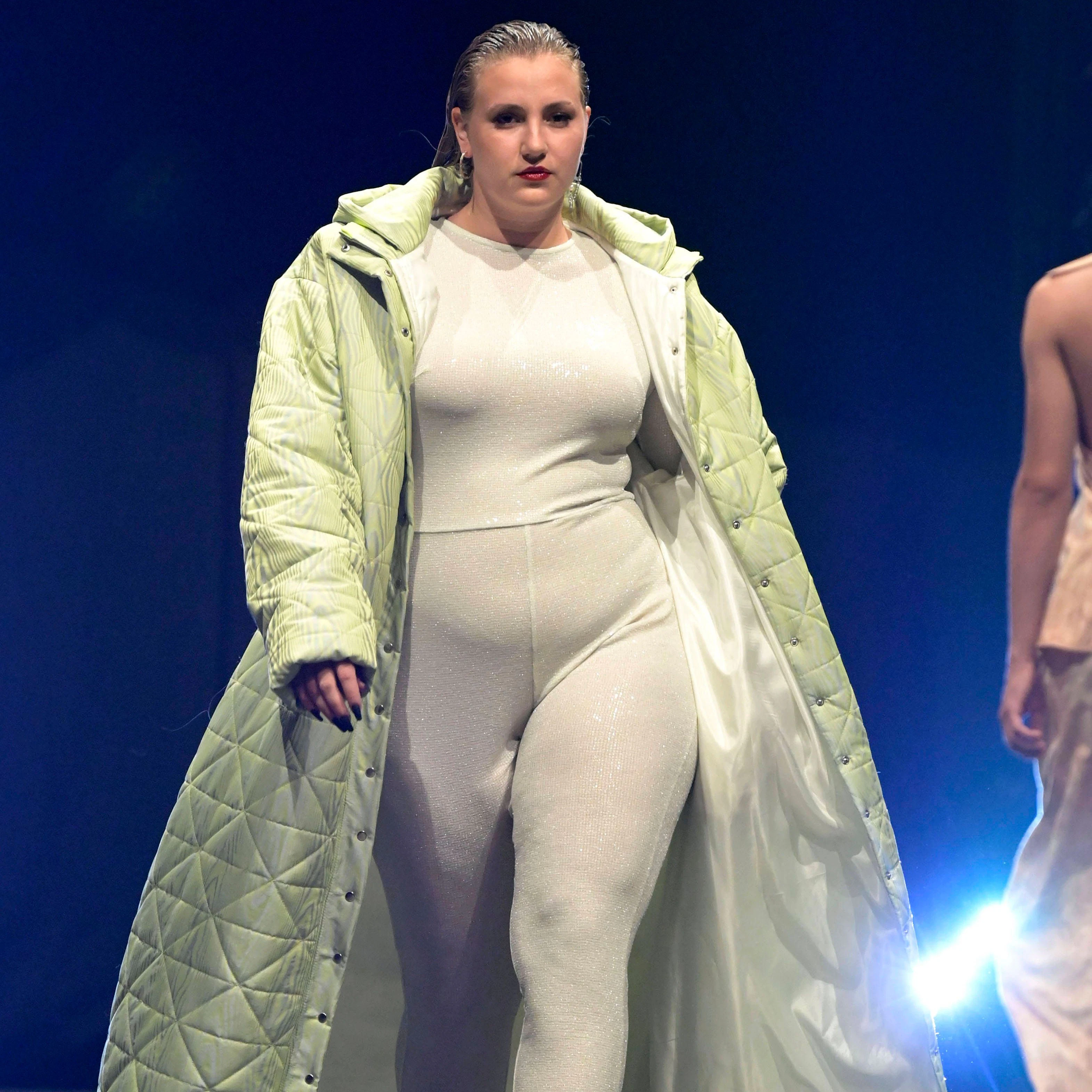 Ex-GNTM-Kandidatin Dascha lief in diesem Jahr gleich mehrfach auf der Fashion Week in Berlin – doch sie schien dort das einzige Curvy-Model zu sein.