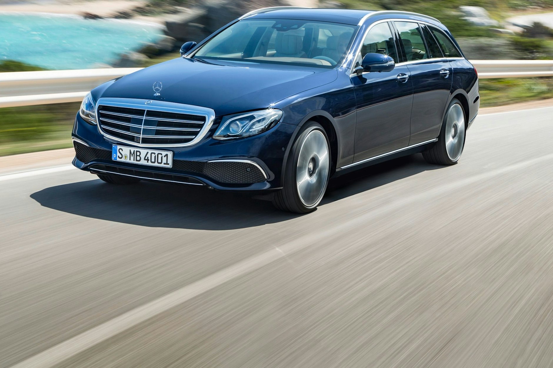 Der Junge rast in einem Mercedes E350 seines Opas durch die Gegend. Das Gefährt soll 305 PS haben. (Symbolbild)