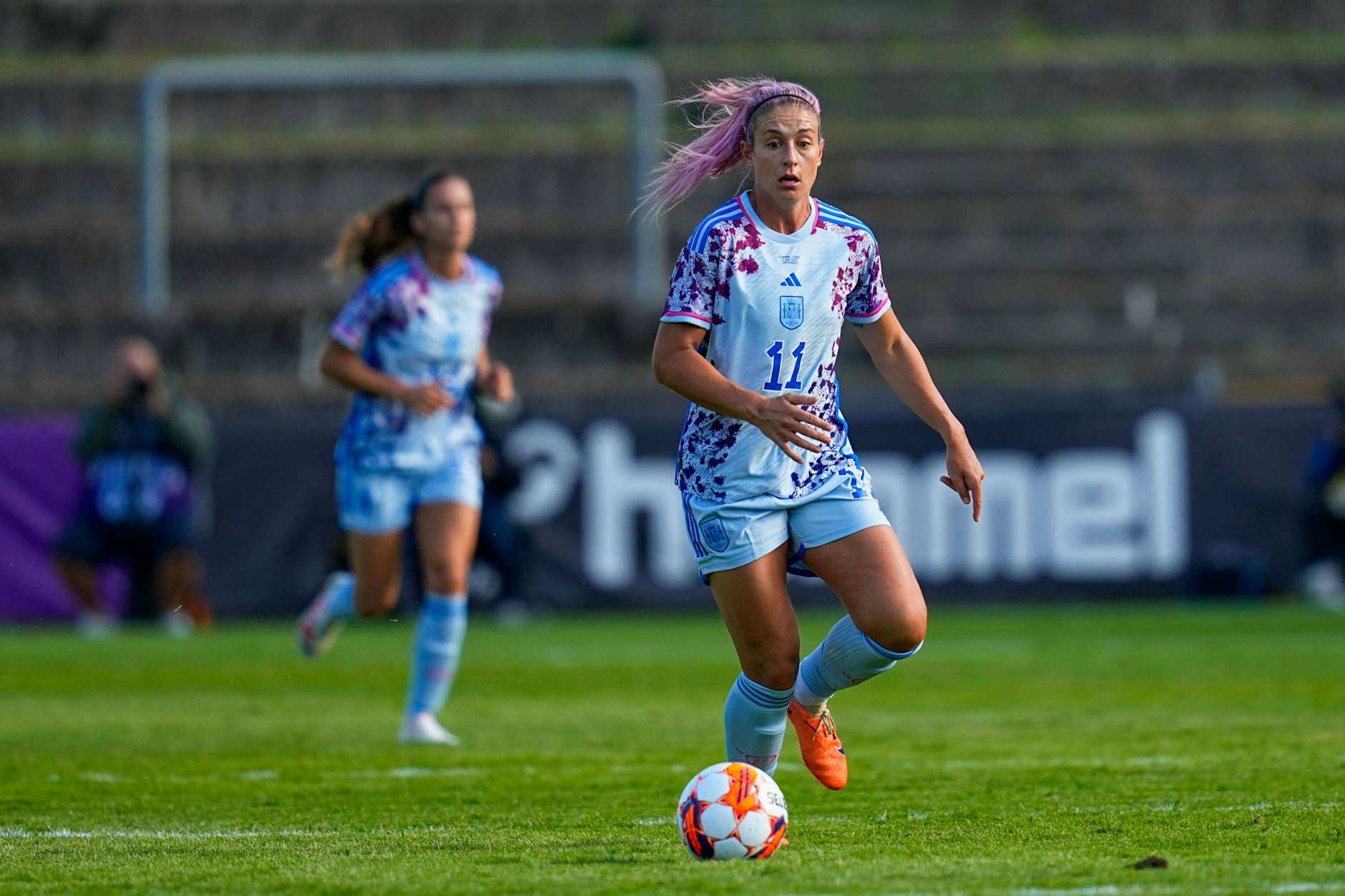 Alexia Putellas kontrolliert den Ball während eines Freundschaftsspiels Dänemark gegen Spanien in Kopenhagen.