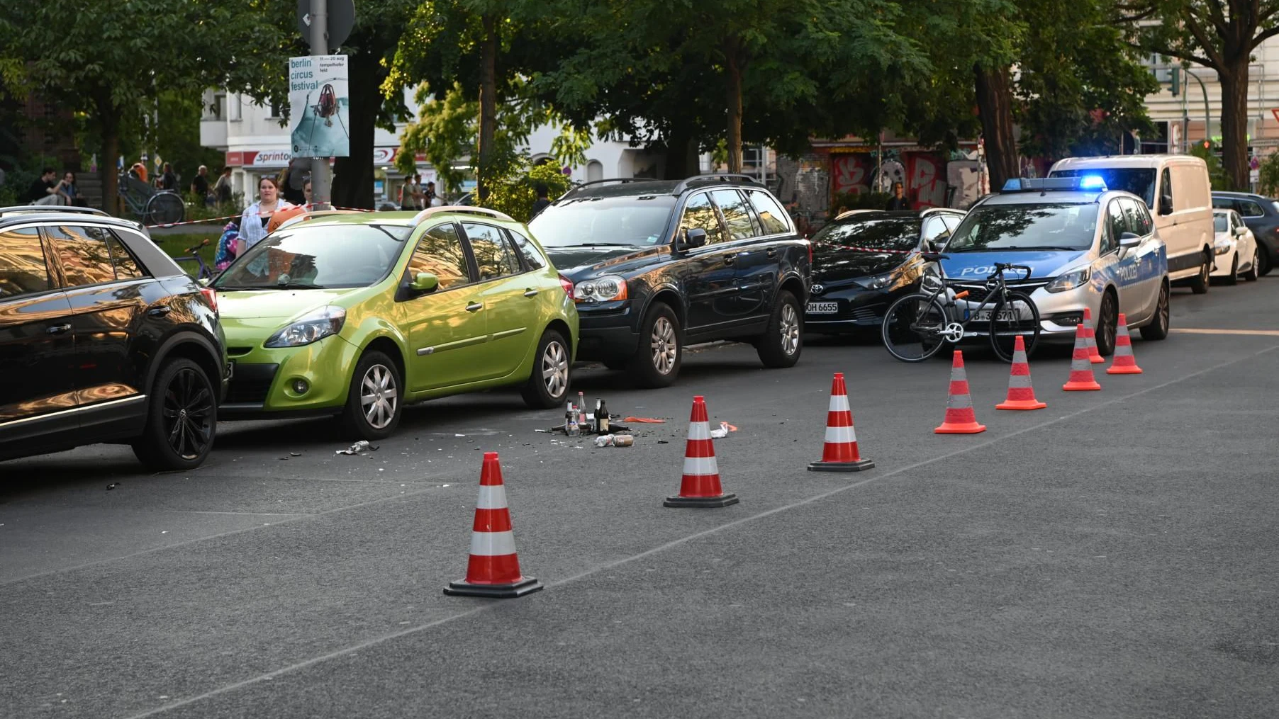 Bei einem Zusammenstoß zwischen einem Radfahrer und einem Fußgänger wurden beide schwer verletzt.